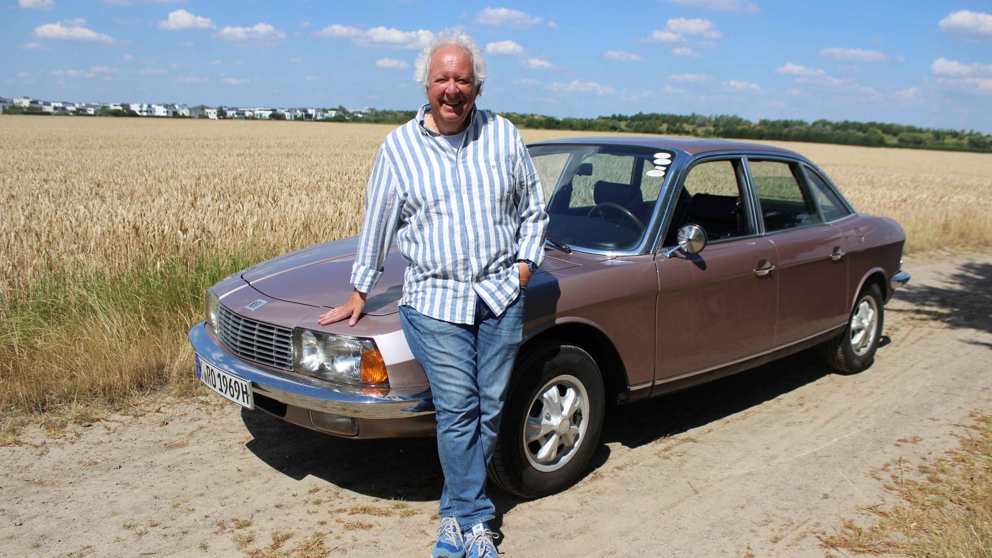 Gereon Schneider steht vor seinem Ro 80.