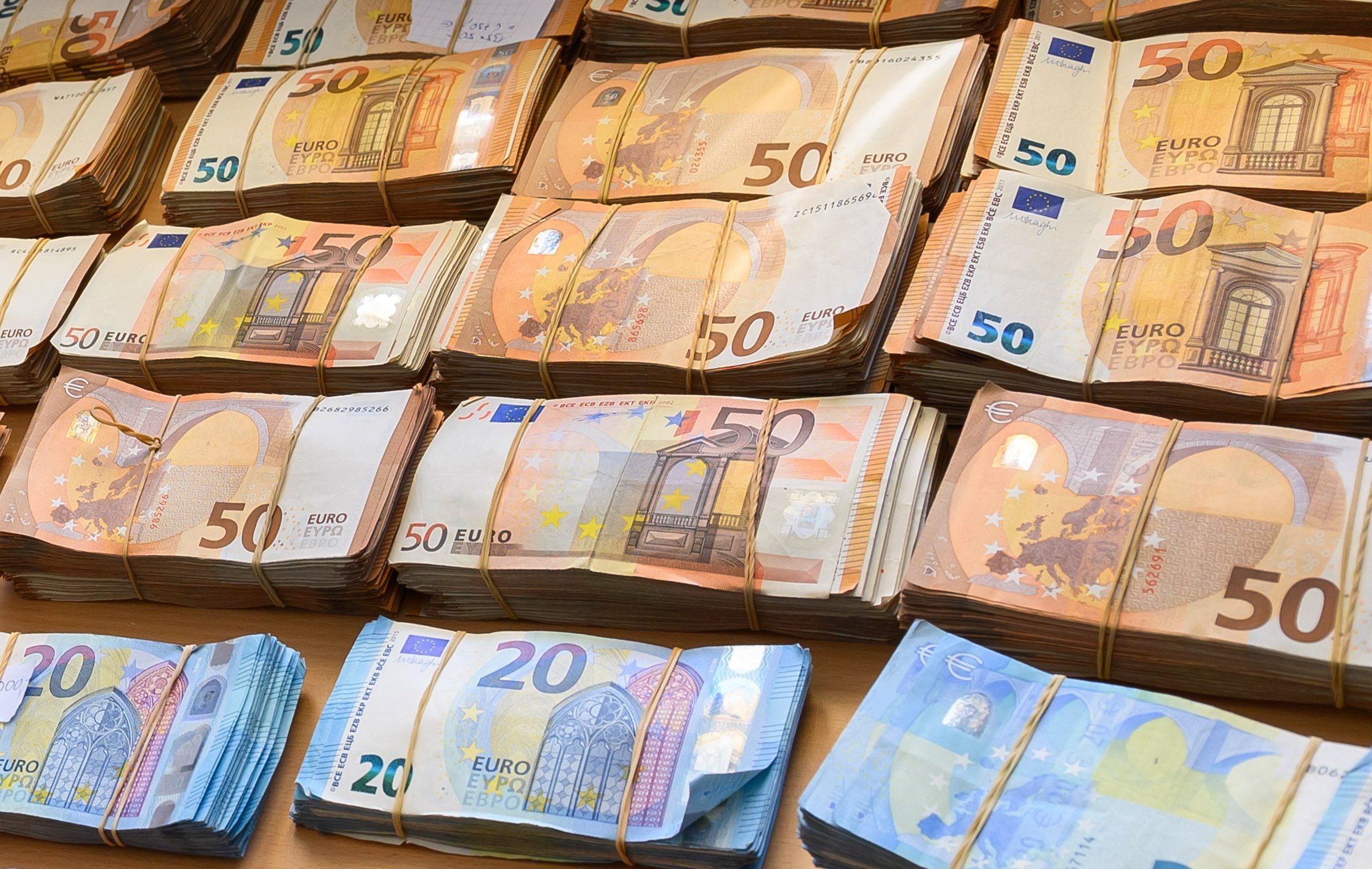 Beschlagnahmte Euro-Banknoten liegen auf einem Tisch. Wegen illegaler Millionentransfers ist jetzt ein Kölner verurteilt worden. (Symbolbild)
