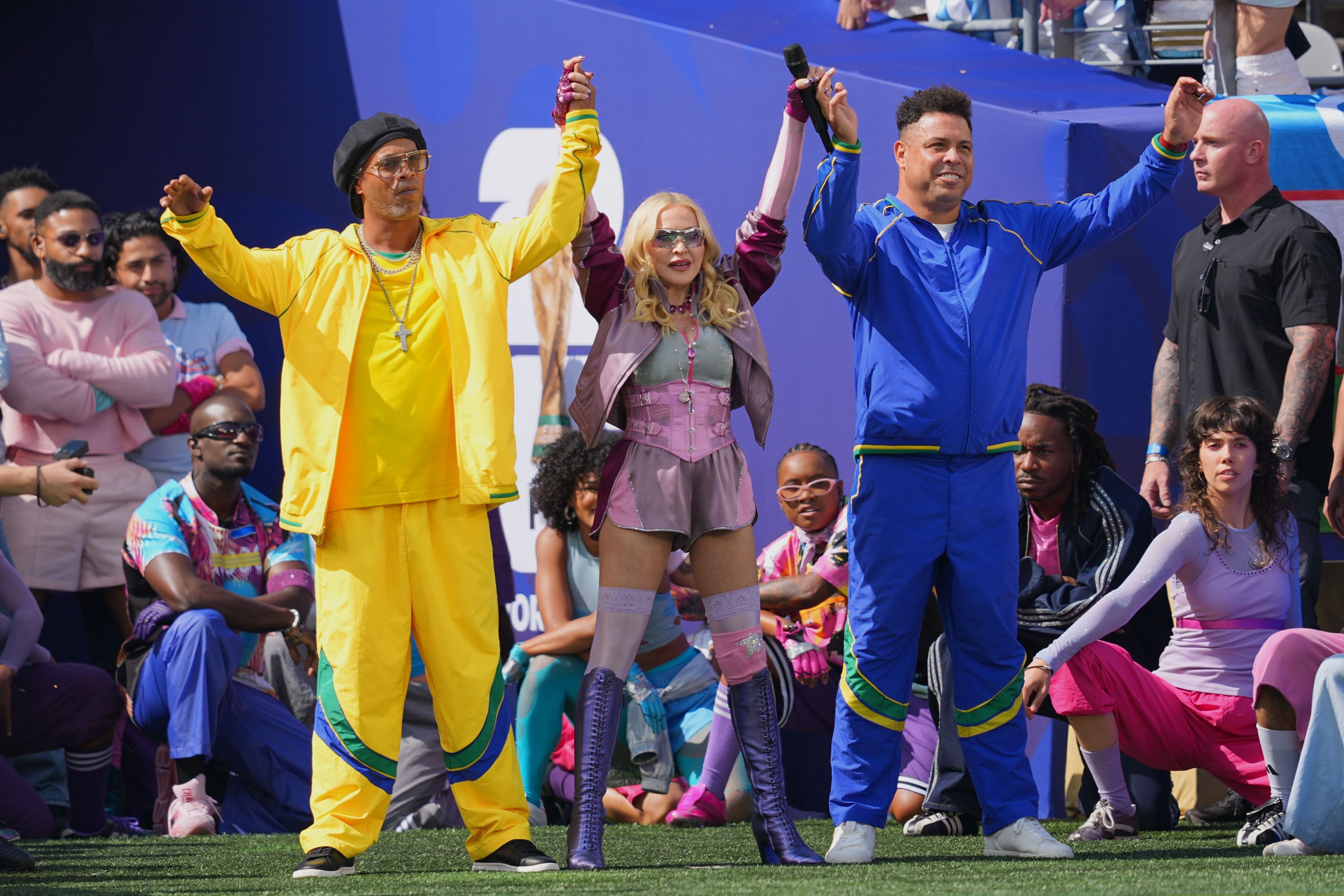 Sängerin Madonna tritt beim WM-Finale am Sonntag (19. Juli) mit den Ex-Fußballern Ronaldinho (l.) und Ronaldo bei der Halbzeitshow auf.