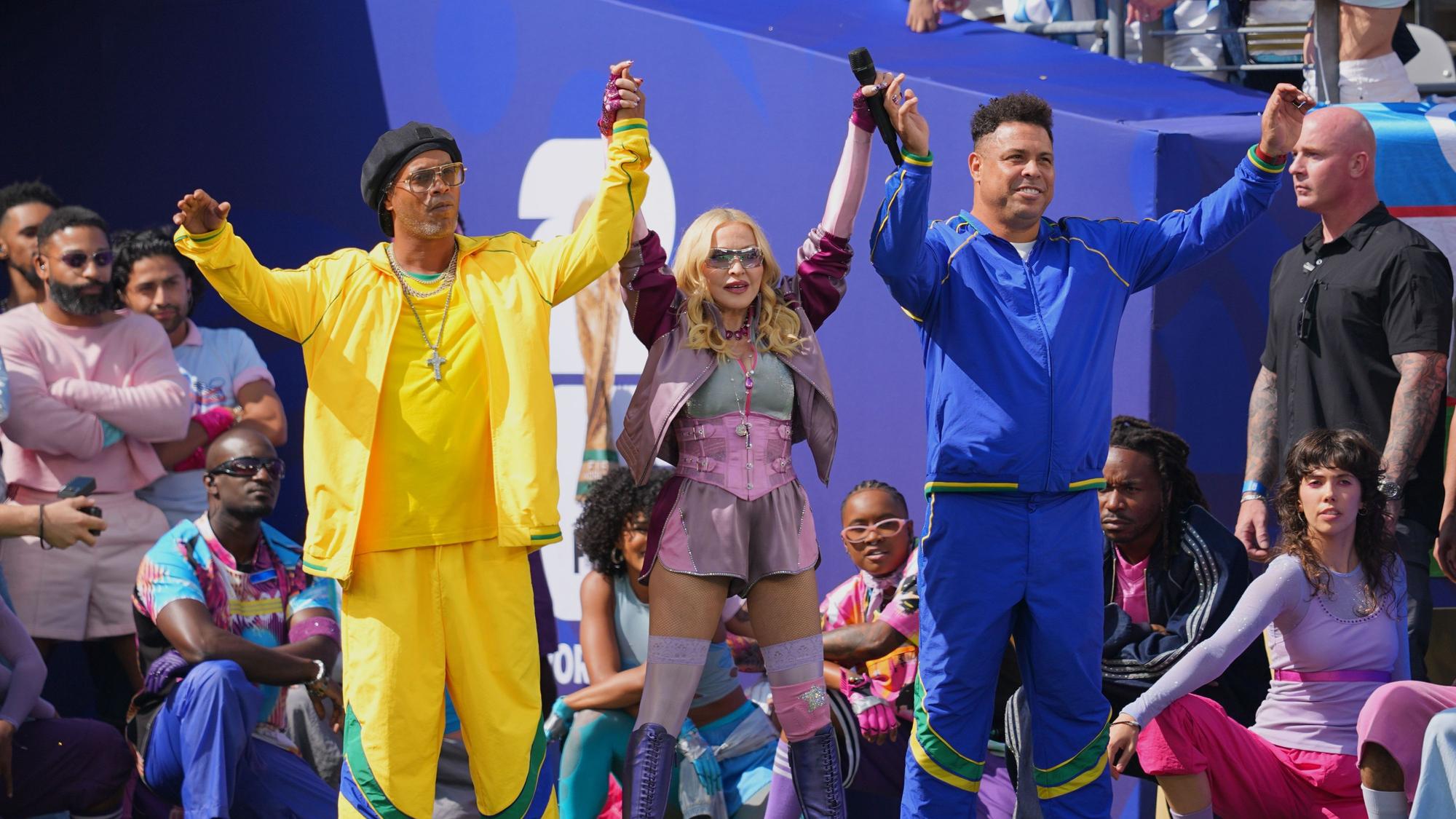 Sängerin Madonna tritt beim WM-Finale am Sonntag (19. Juli) mit den Ex-Fußballern Ronaldinho (l.) und Ronaldo bei der Halbzeitshow auf.
