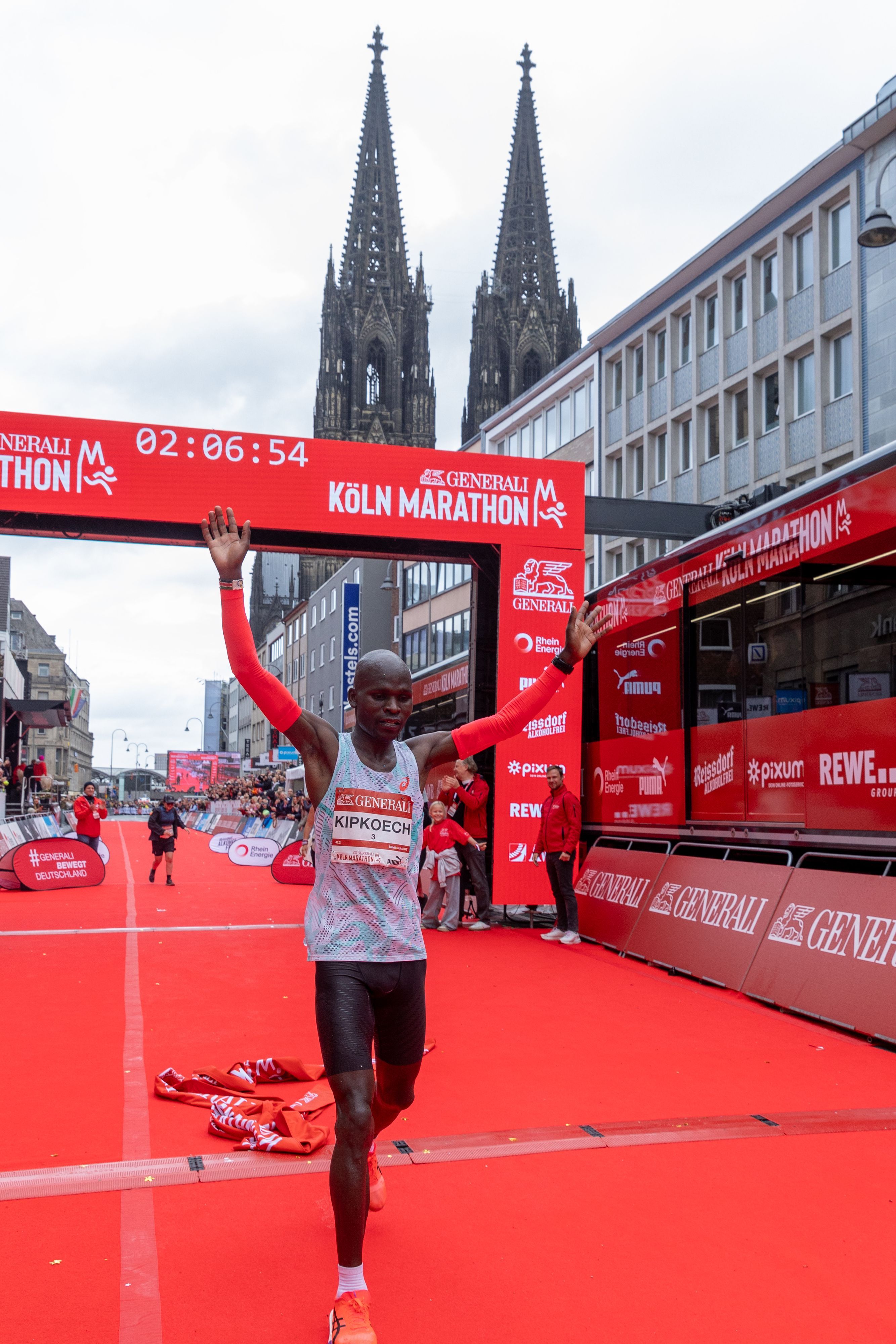 Sieger mit neuem Streckenrekord in Köln: Barnaba Kipkoech ist im Oktober erneut am Start.
