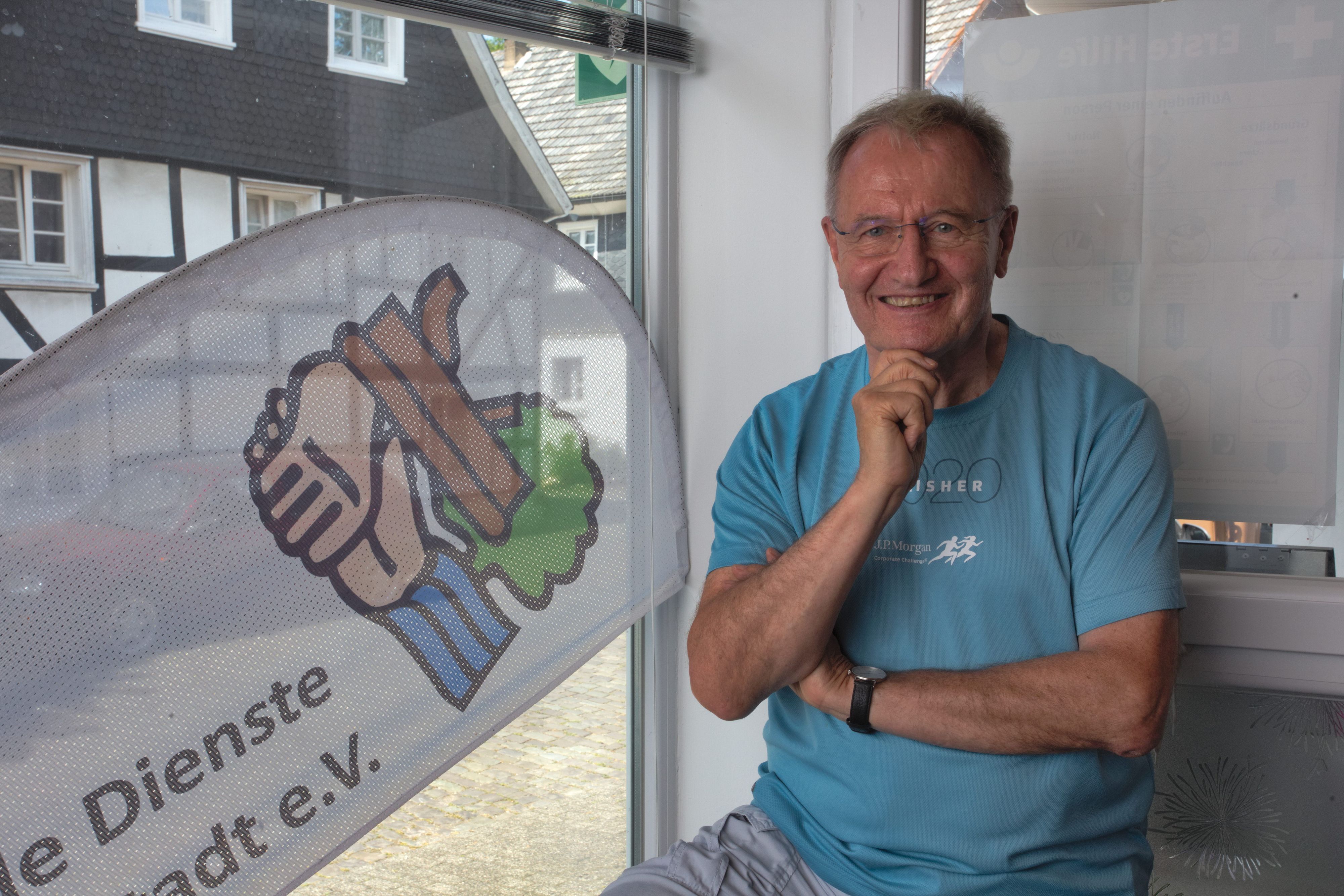 Ein Mann steht in einem Büro eines sozialen Vereins
