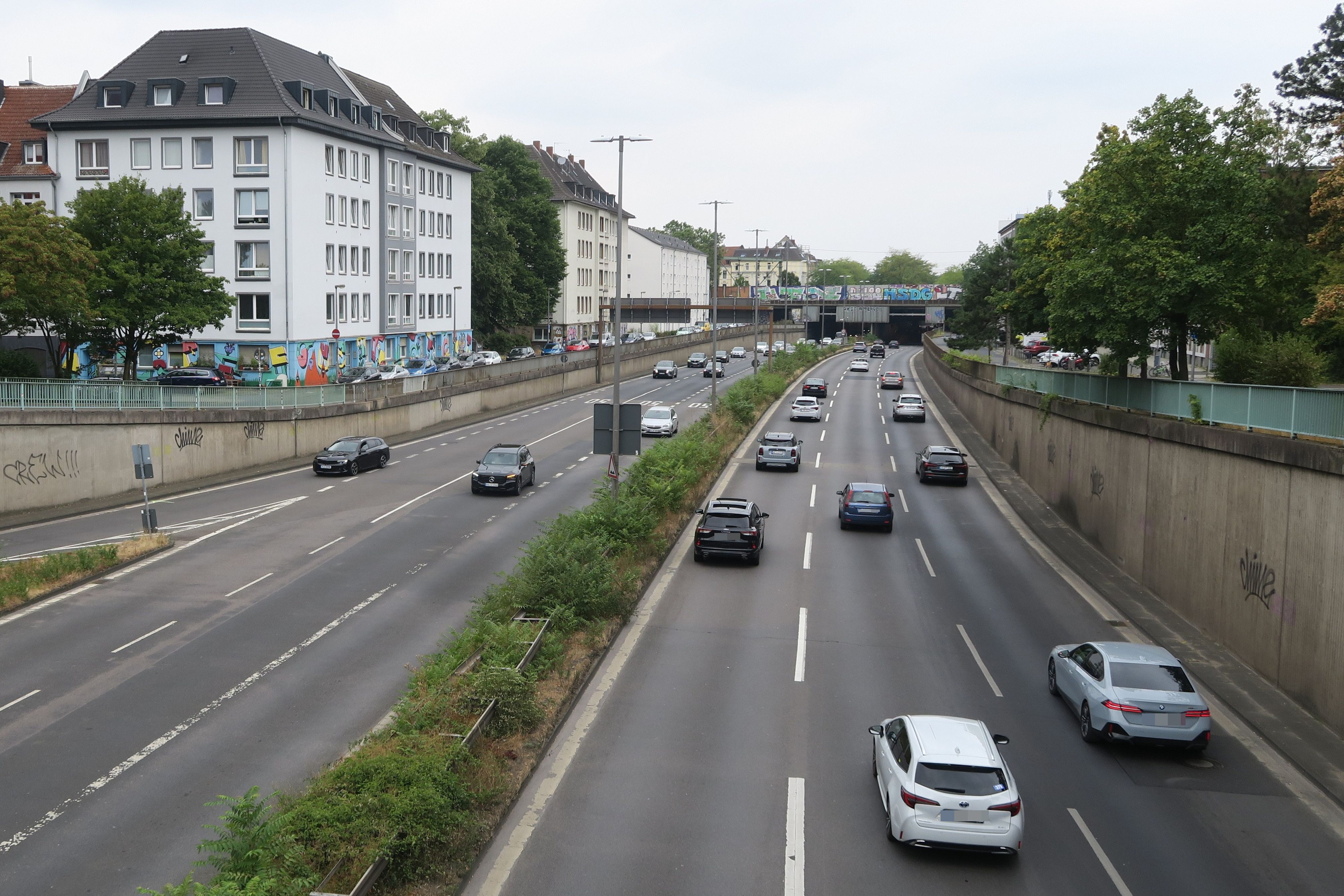 Autos sind auf der Stadtautobahn 57 unterwegs.