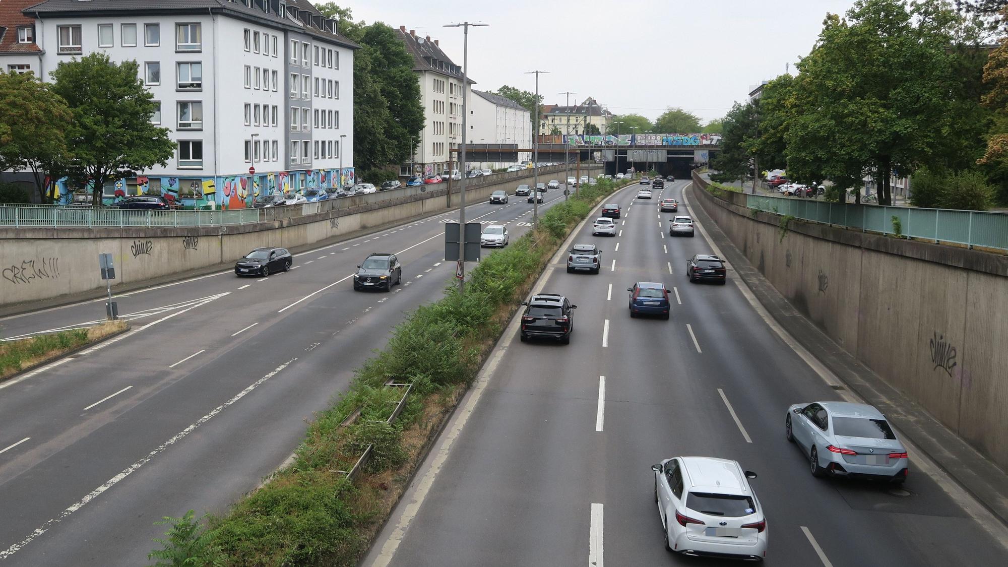 Autos sind auf der Stadtautobahn 57 unterwegs.