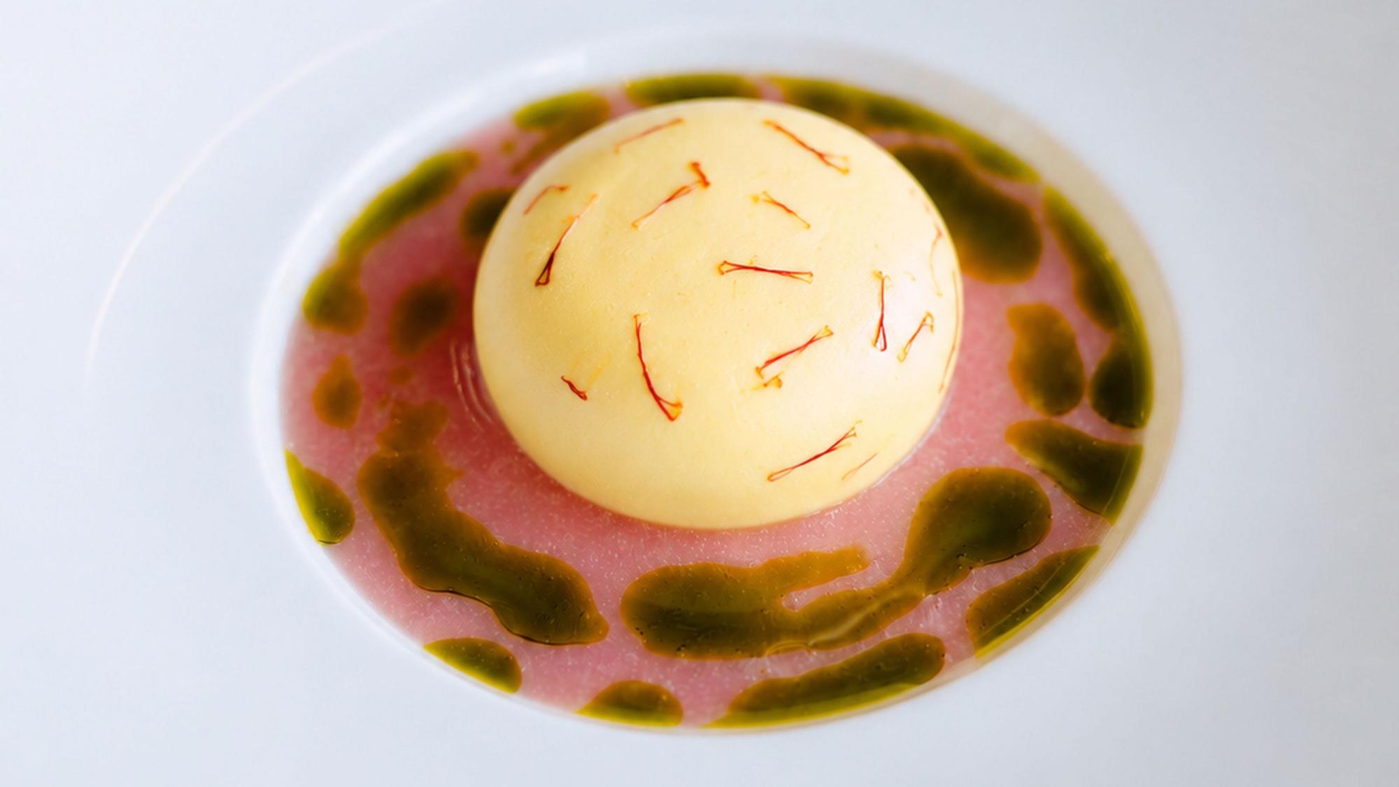 Safran-Panna-Cotta mit Weinbergpfirsichsauce und Minzöl