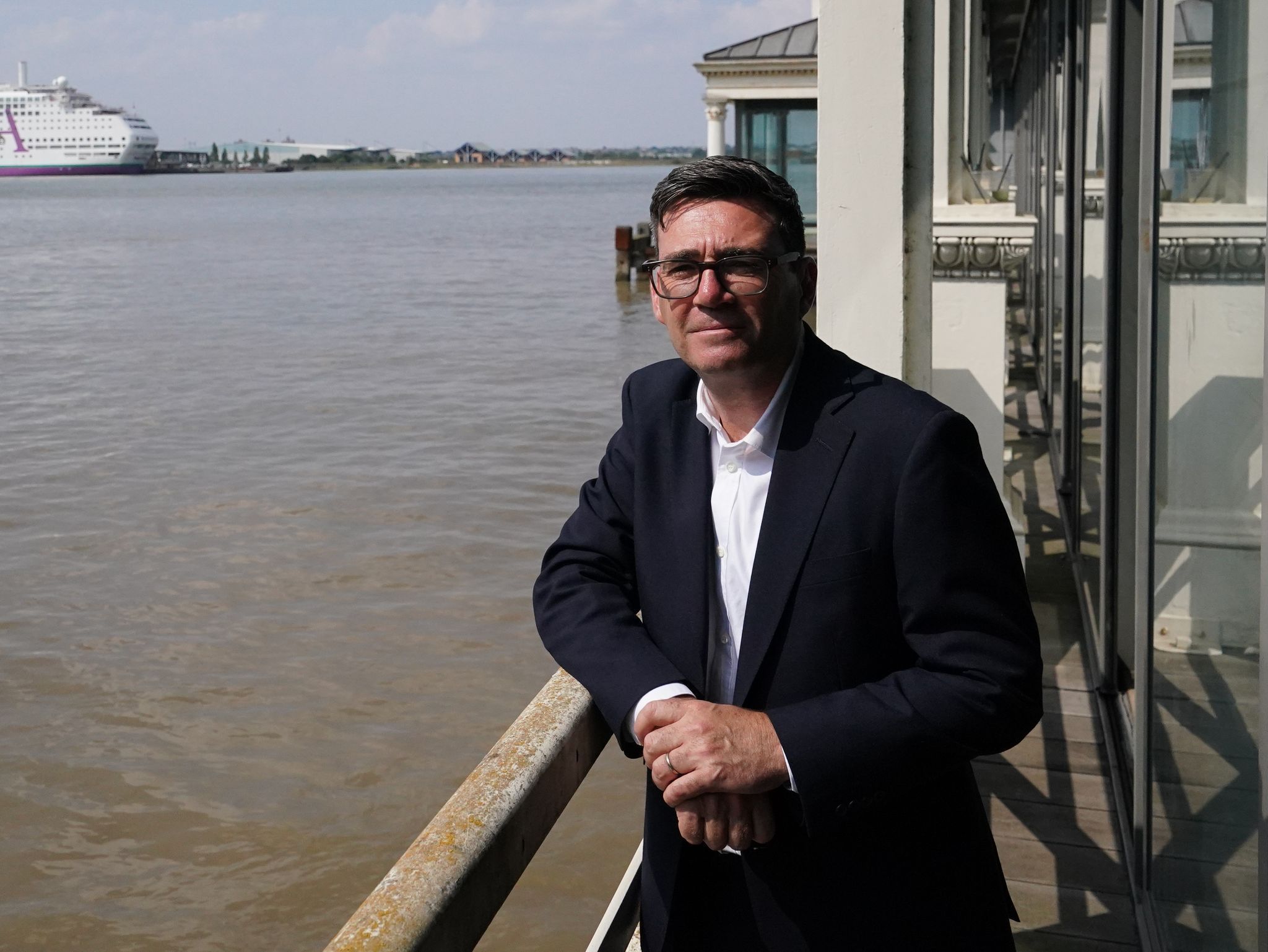 Burnham verspricht, wieder mehr politische Macht in die britischen Regionen zu geben.