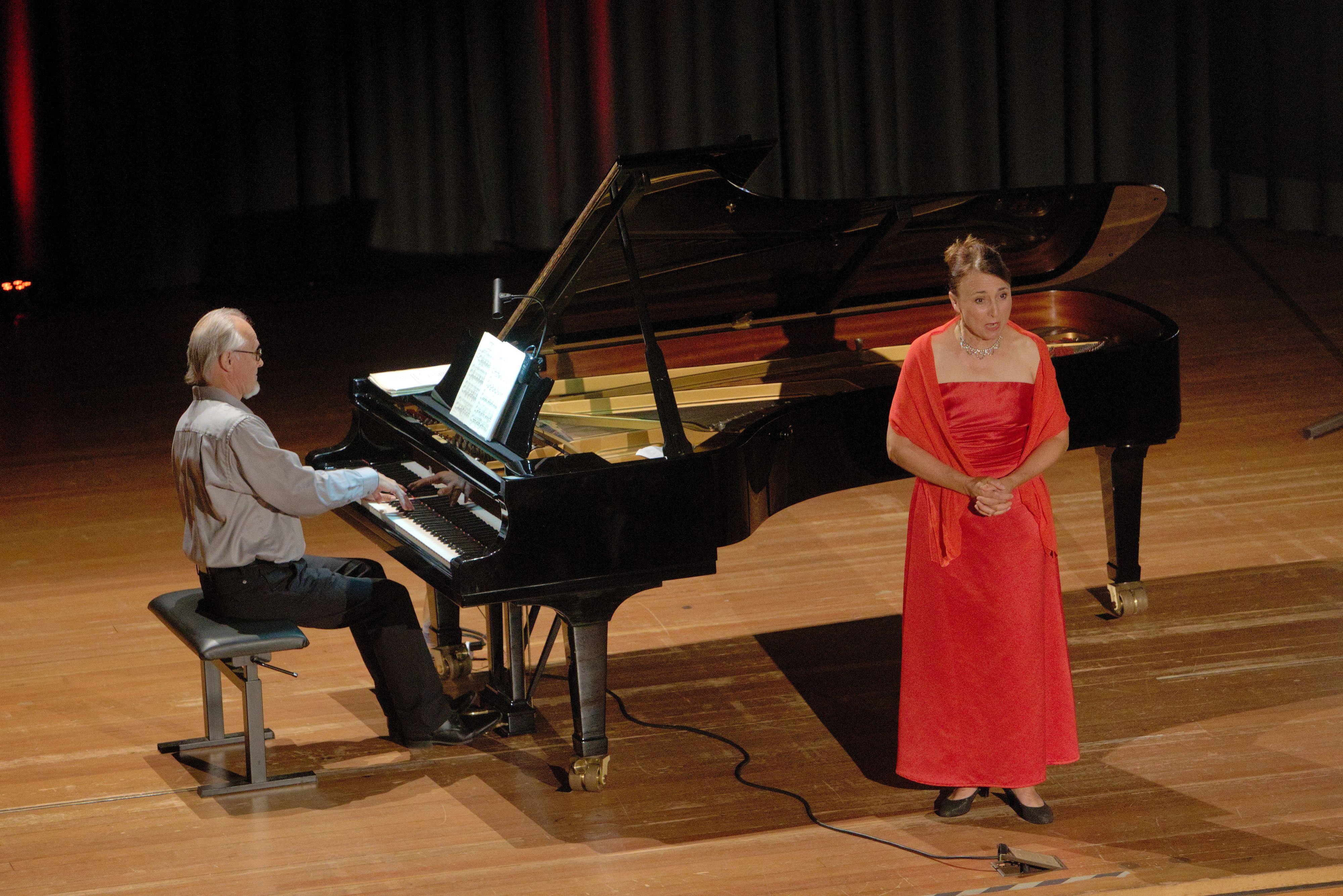 Das Foto zeigt die Sängerin Marlene Mild und den Pianisten Falko Steinbach.