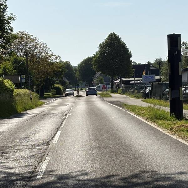 Das Foto zeigt den stationären Blitzer an der L339 in Nümbrecht-Niederbröl.