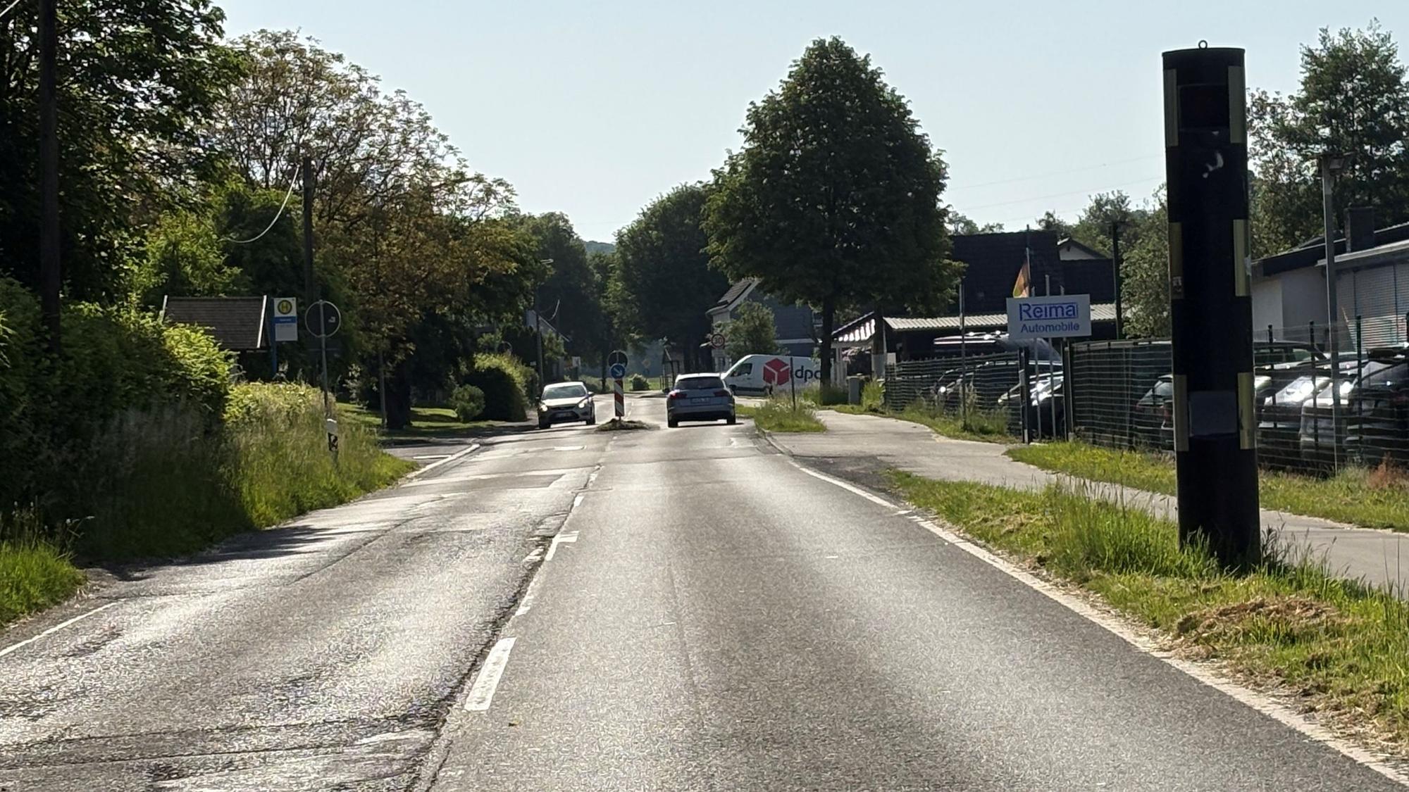 Das Foto zeigt den stationären Blitzer an der L339 in Nümbrecht-Niederbröl.