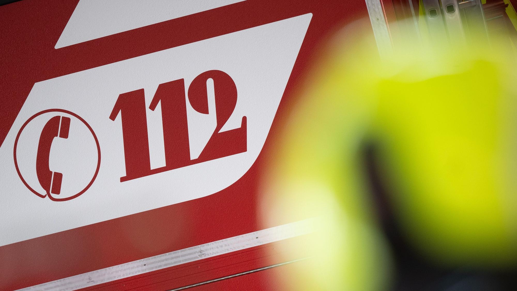 «112» steht auf einem Einsatzwagen der Feuerwehr Potsdam.