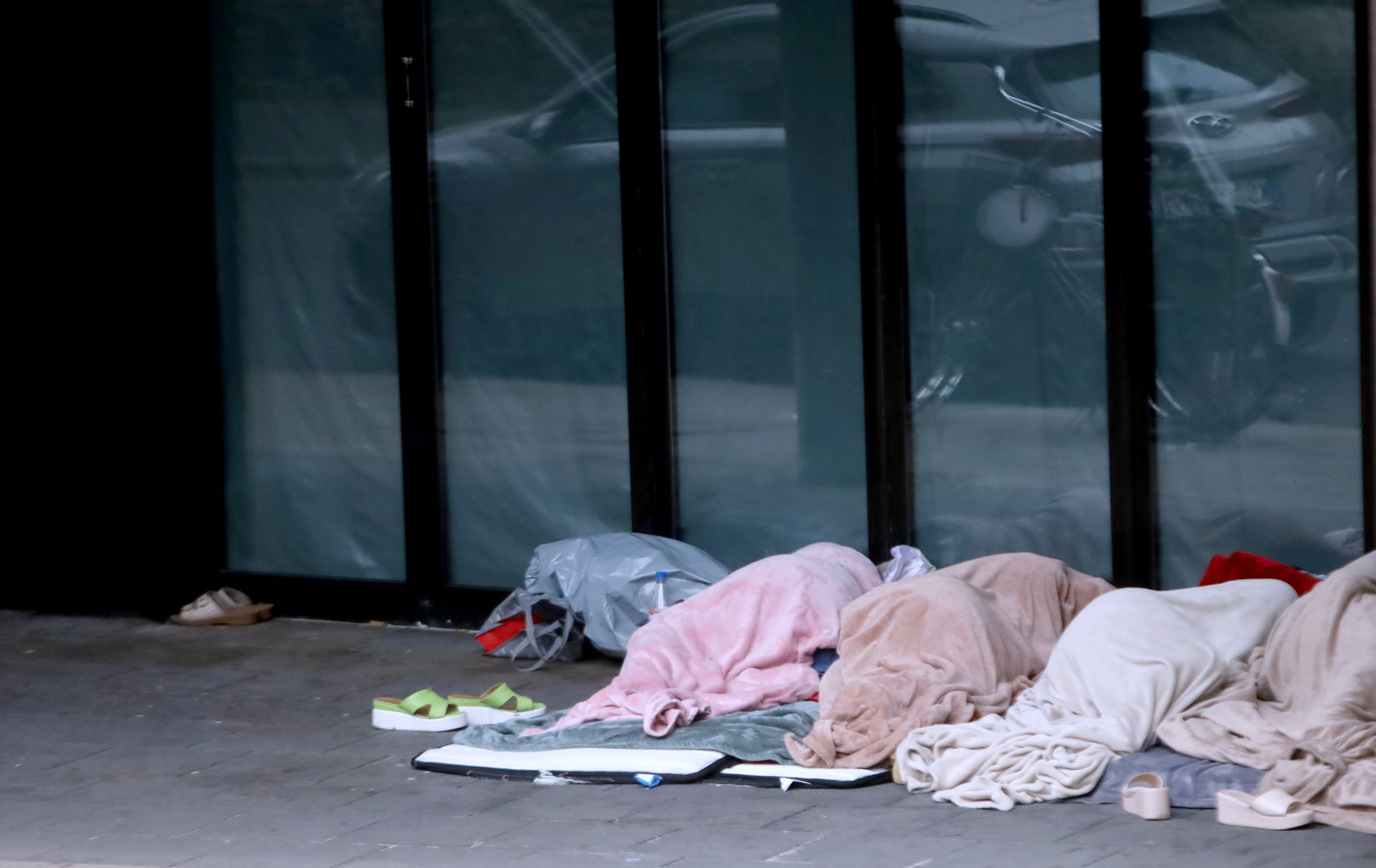Vor einem ehemaligen Restaurant gegenüber vom Zeughaus haben Obdachlose Schlaflager errichtet.