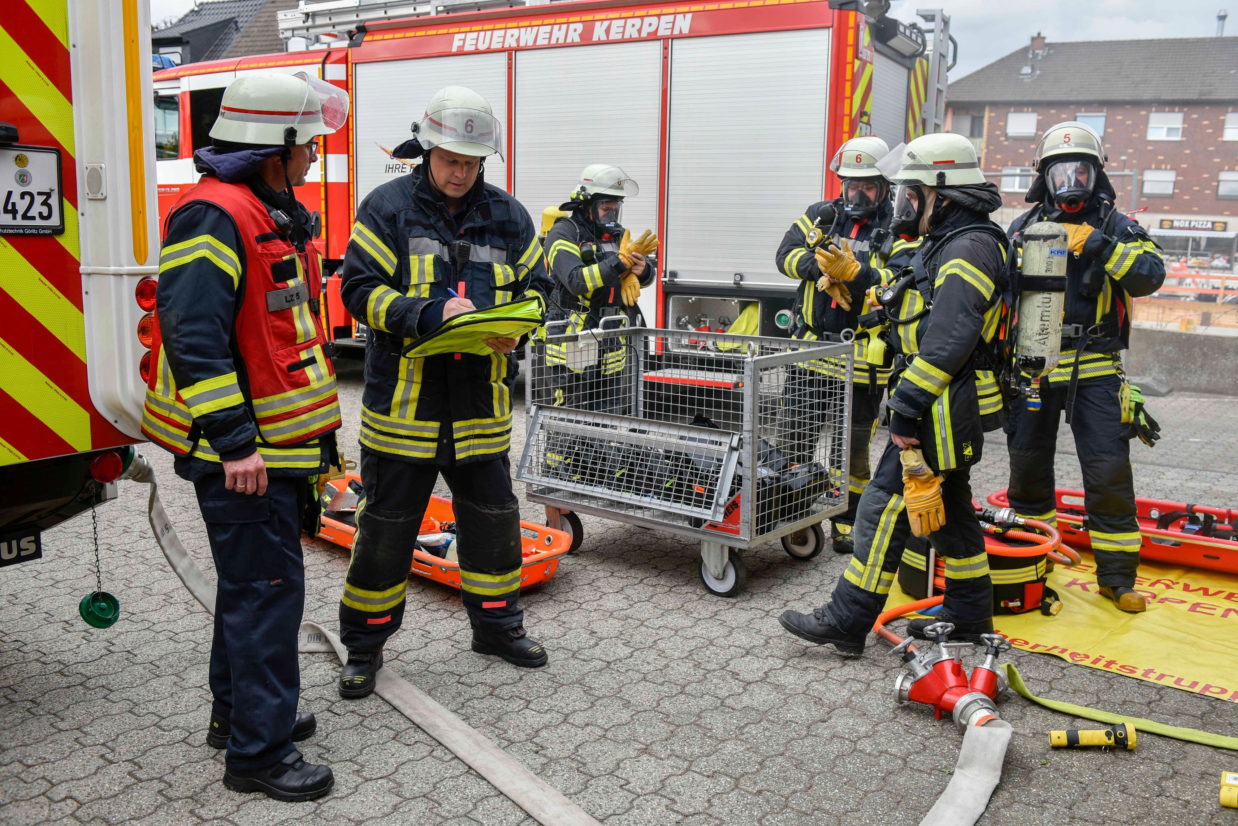 Das Bild zeigt Feuerwehrkräfte bei der Übung.