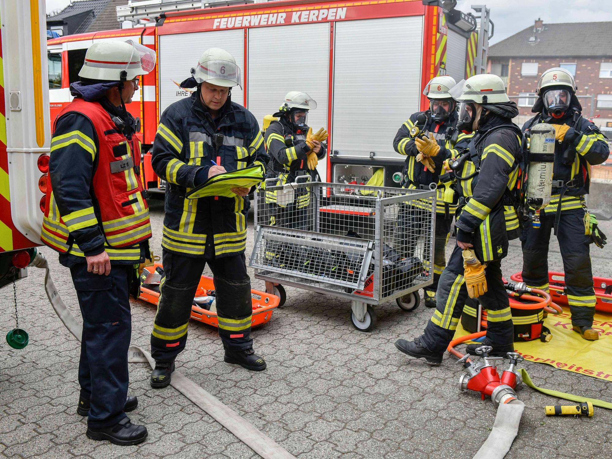 Das Bild zeigt Feuerwehrkräfte bei der Übung.