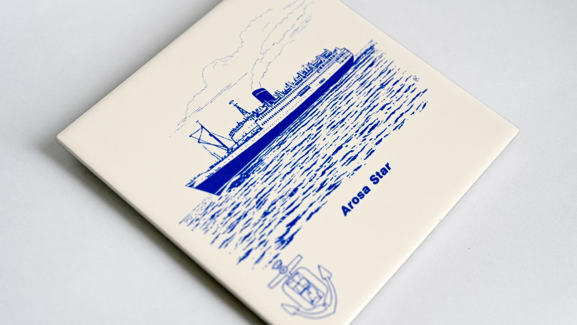 Eine Kachel zeigt ein Schiff und die Aufschrift „Arosa Star“.