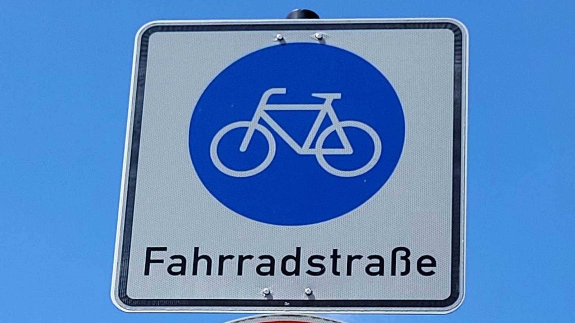 Ein Schild mit der Aufschrift Fahrradstraße und einem symbolischen weitßen Fahrrad auf blauem Hintergrund.