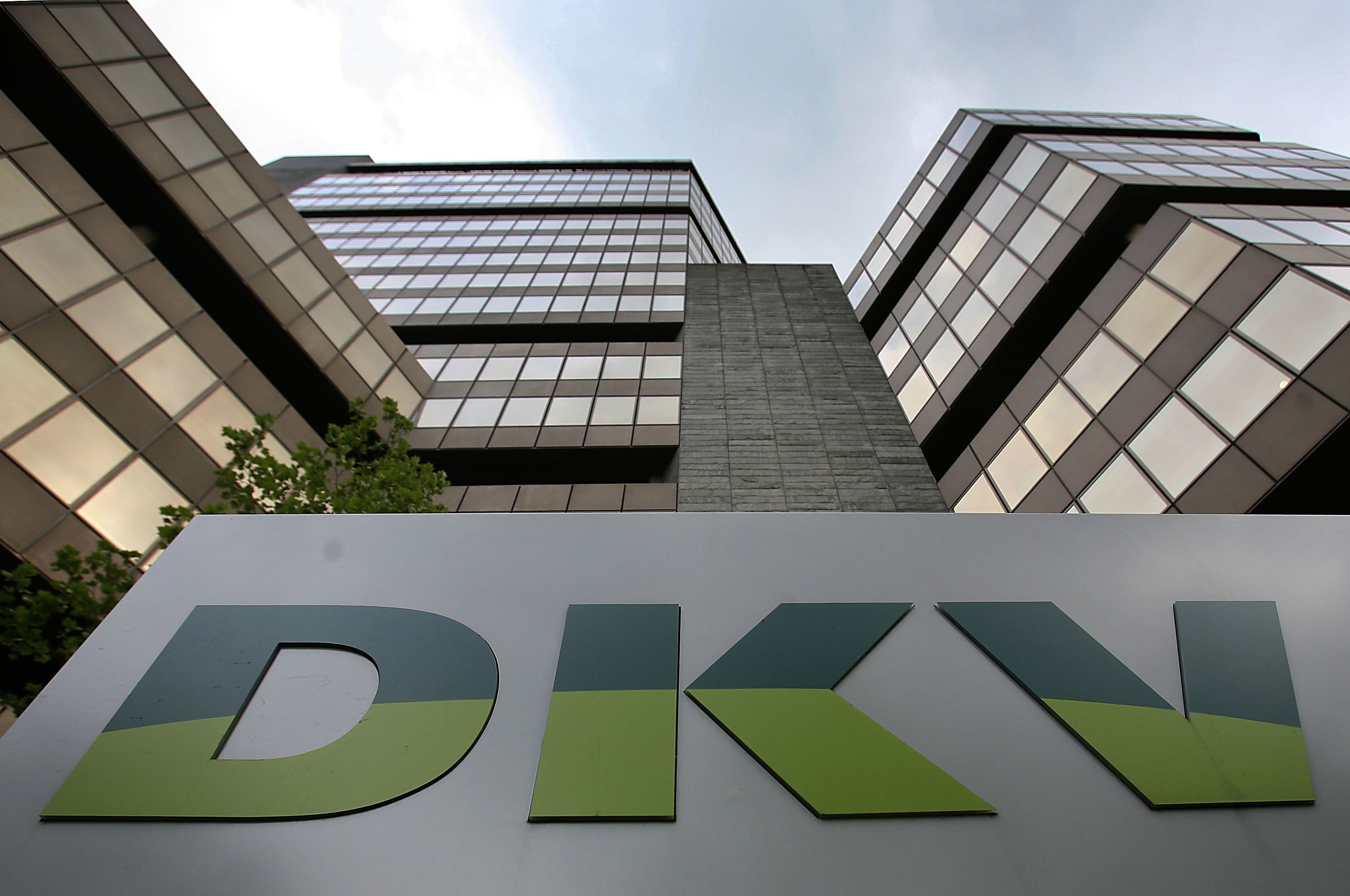 Das Logo der Deutschen Krankenversicherung DKV, aufgenommen vor der Zentrale in Köln