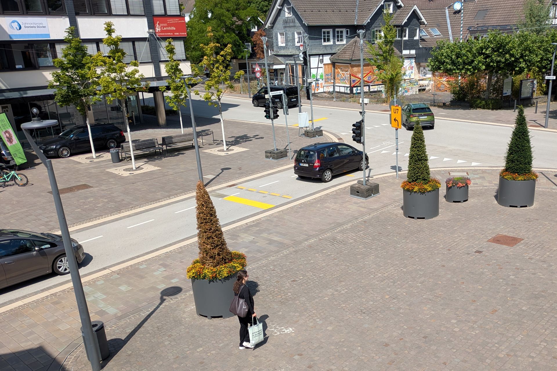 Auto vor Ampel an Kreuzung.