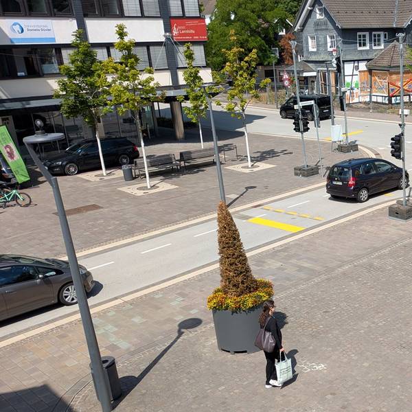 Auto vor Ampel an Kreuzung.