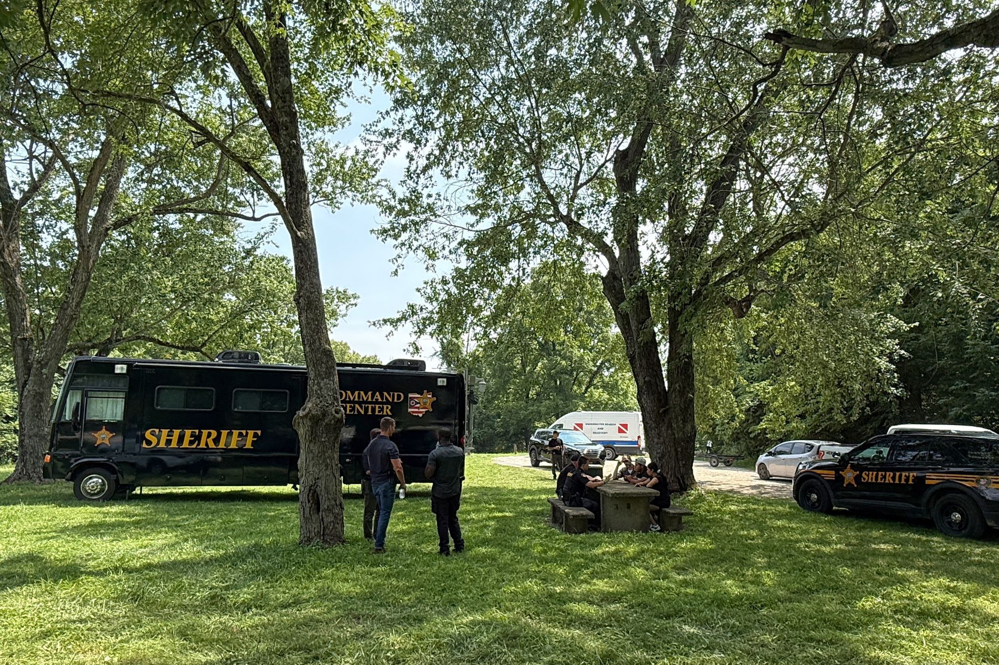 Polizei auf Wiese.