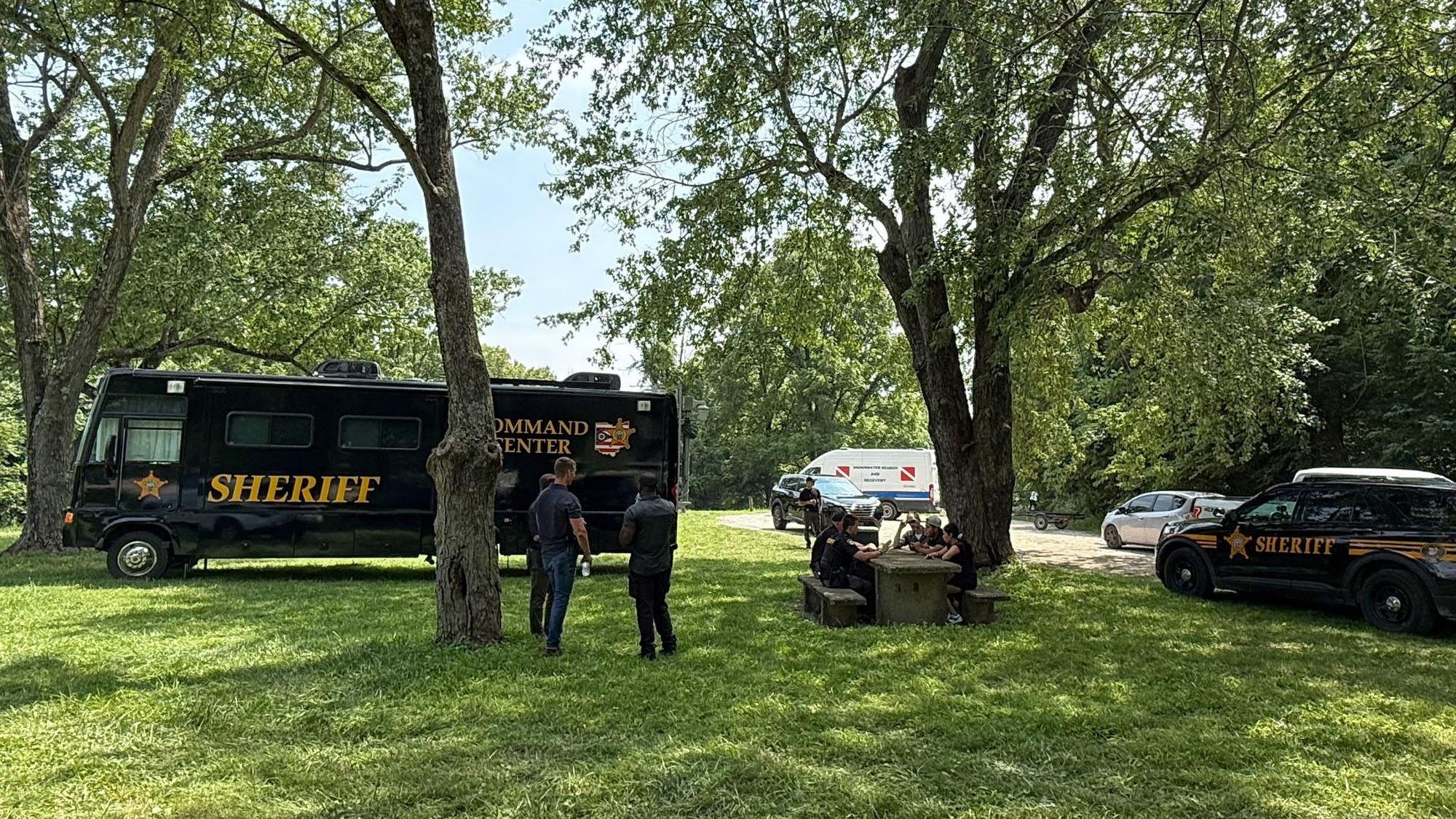 Polizei auf Wiese.