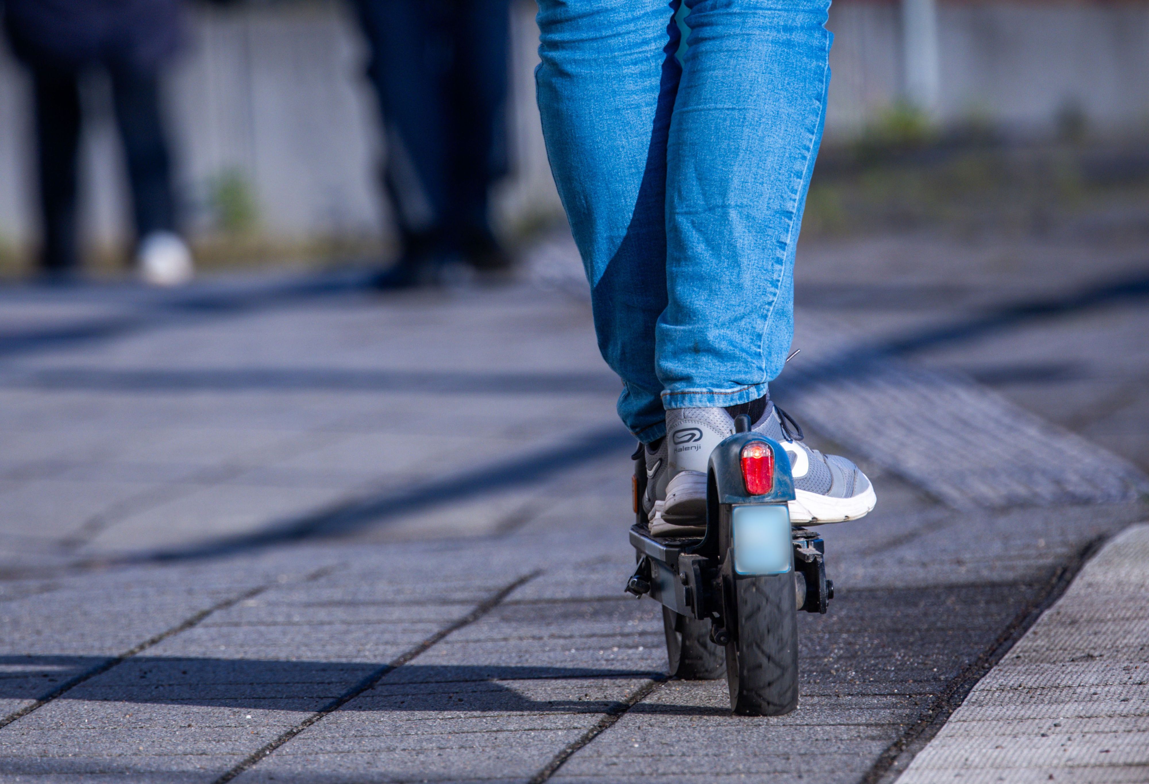 Ein Mensch fährt auf seinem E-Scooter. (Symbolbild)
