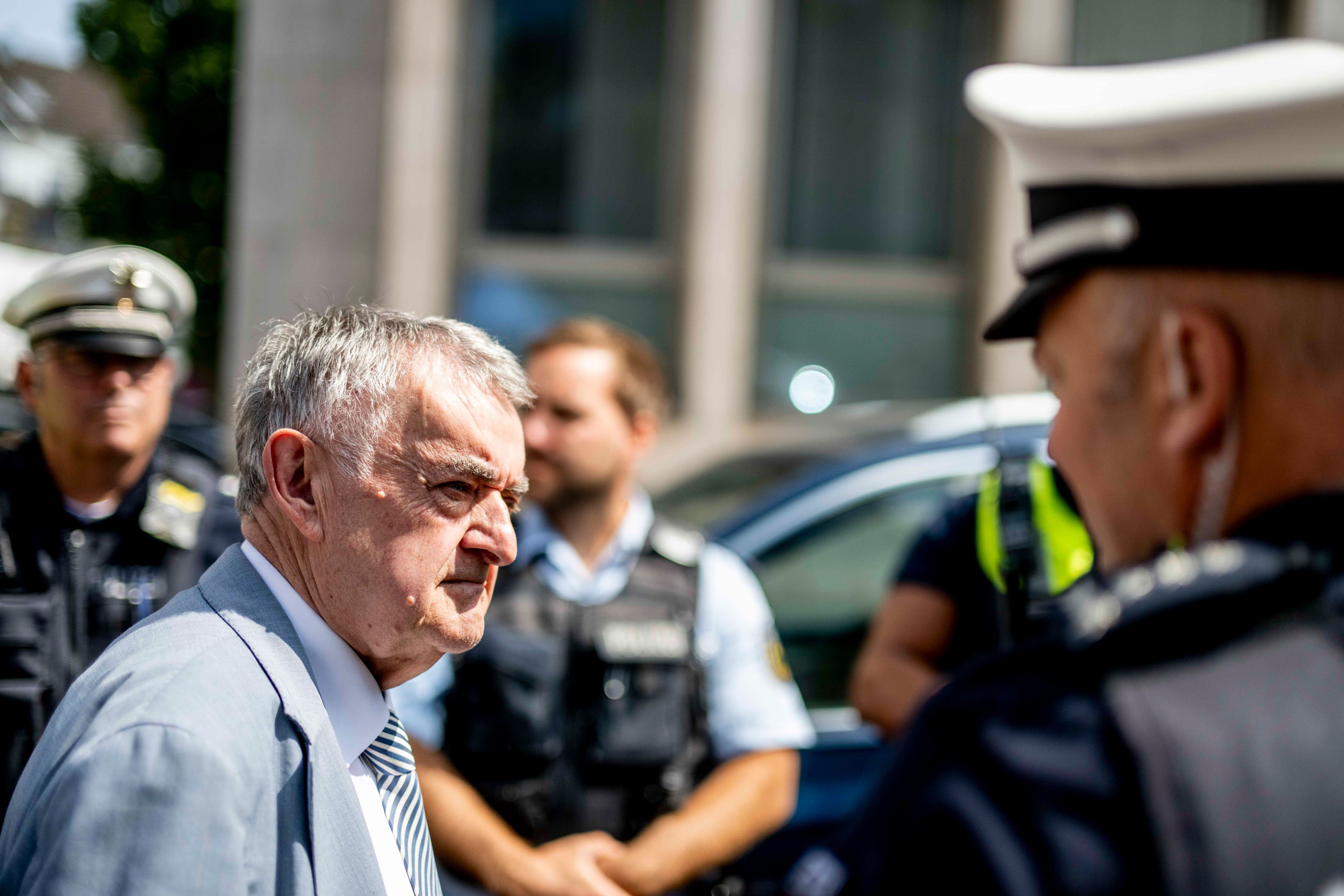 NRW-Innenminister Herbert Reul spricht in Euskirchen mit Polizisten.