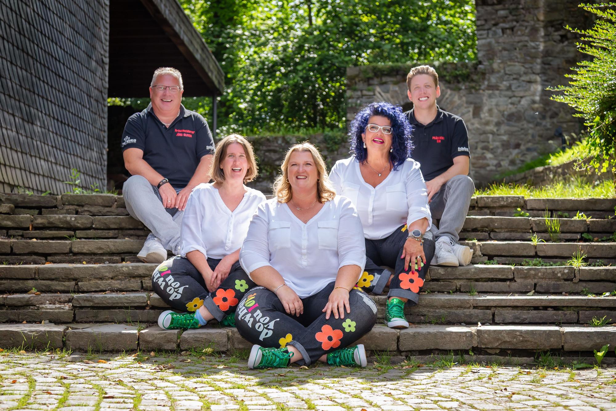 Die Karnevalsfreunde von Waldbröl-Schönenbach haben nun ein Damen-Dreigestirn (von links): Prinzenführer Jörg Tietz, Jungfrau Becky (Tietz), Prinz SteffiI. (Schoger), Bauer Susi (Hammer) und Präsident Tim Duisberg. Foto: Hakenbeck