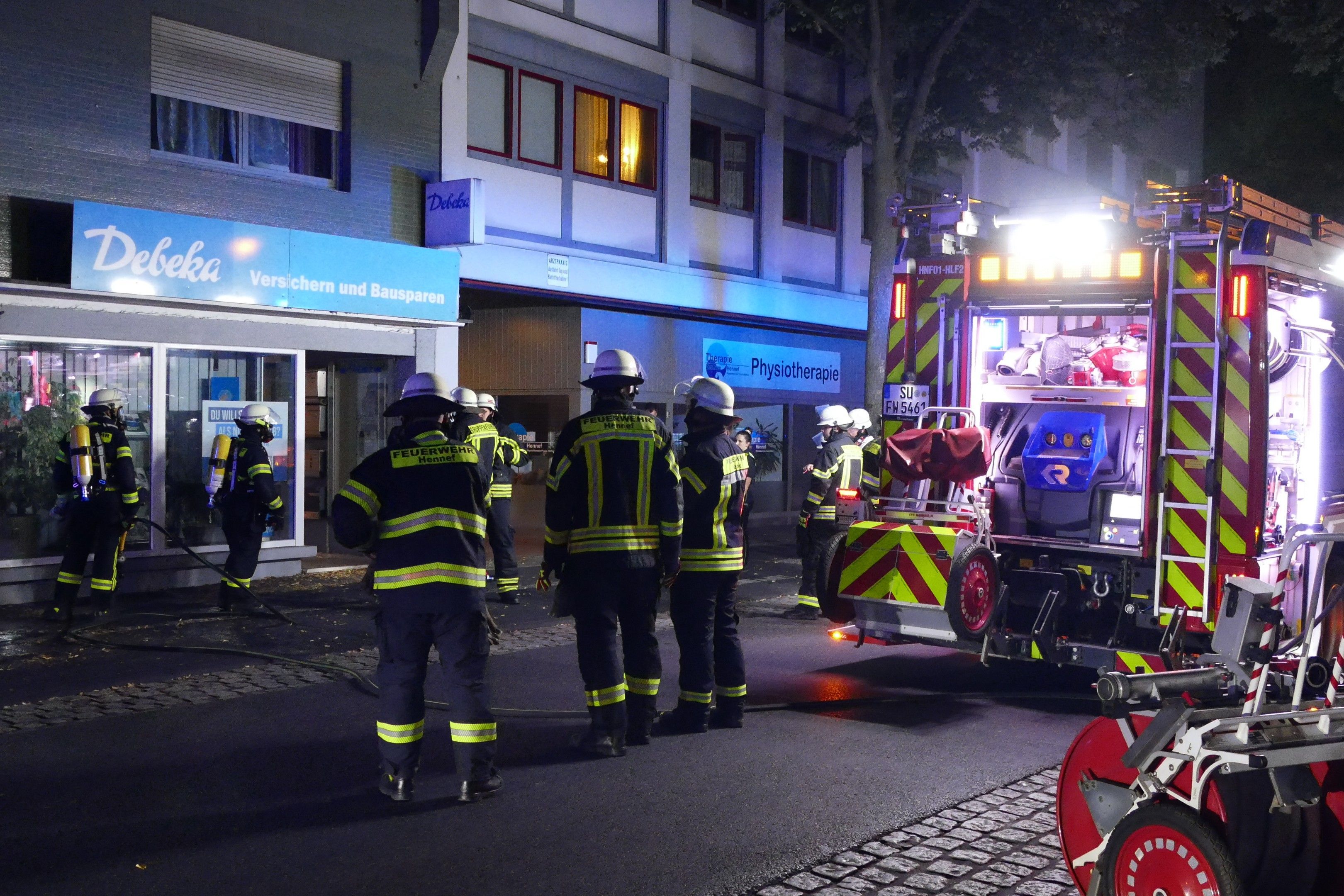 Feuerwehrleute vor dem betroffenen Gebäude an der Frankfurter Straße