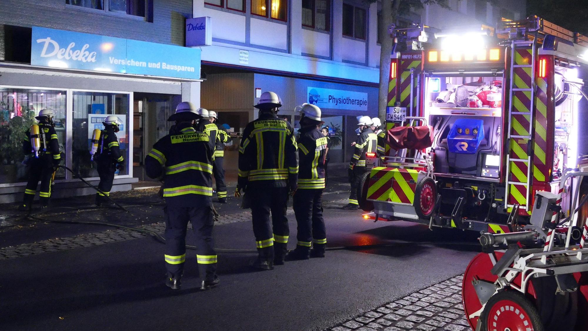 Feuerwehrleute vor dem betroffenen Gebäude an der Frankfurter Straße