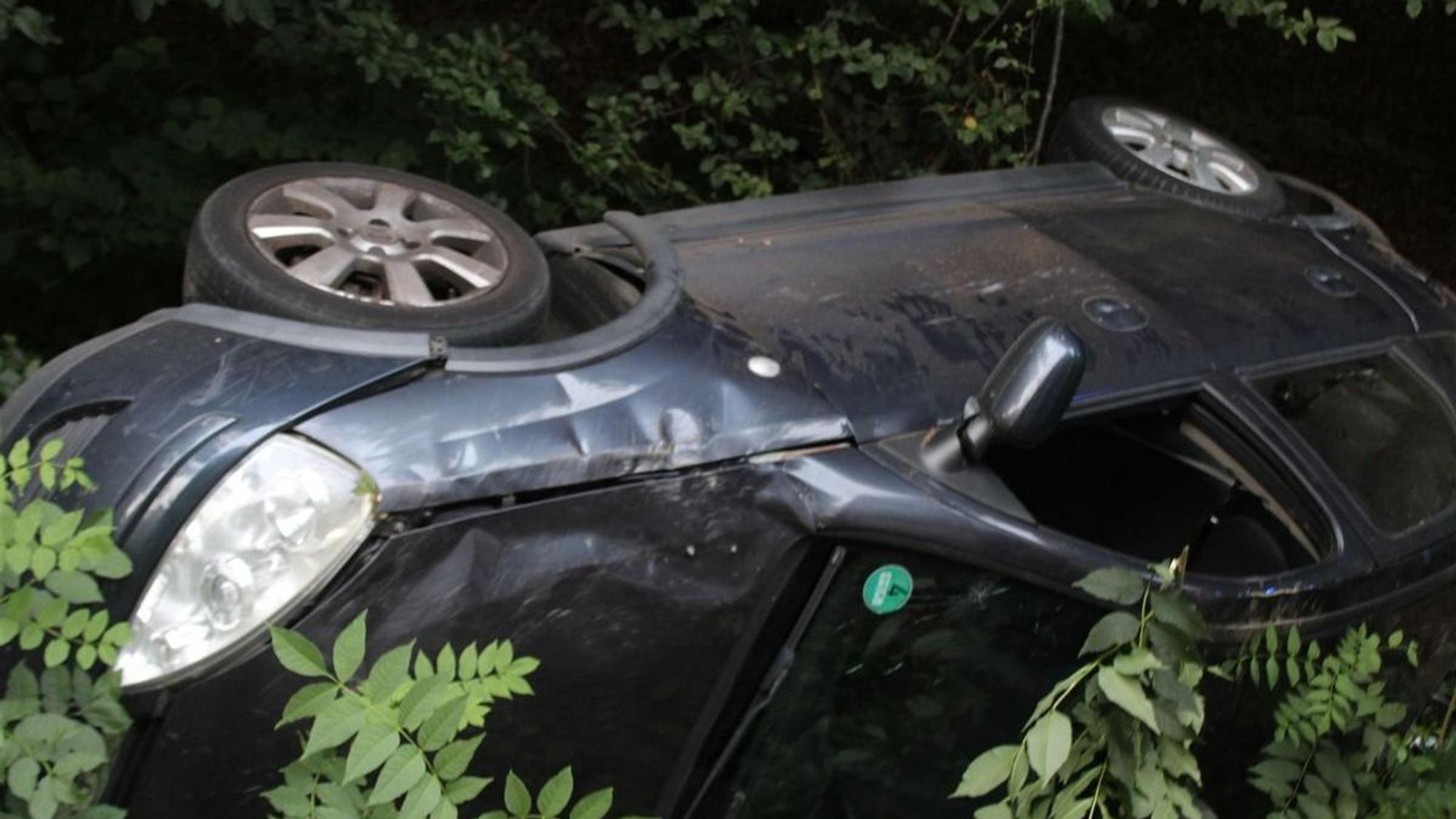 Ein Auto ist in Overath von der Fahrbahn abgekommen und im Graben gelandet.