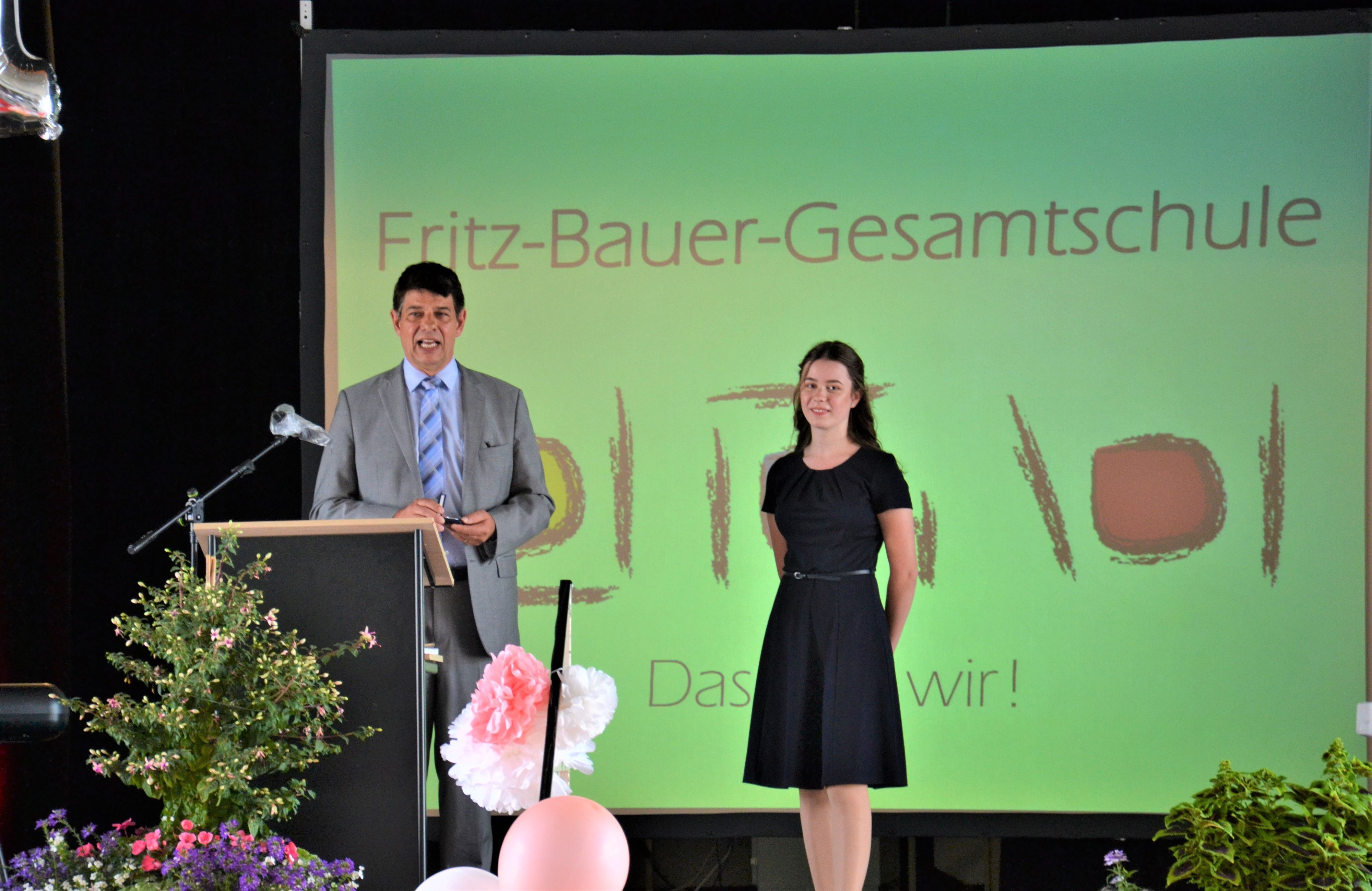 Im Jahr 2020 ehrte der damalige Bürgermeister Klaus Schumacher bei der Abi-Feier an der Fritz-Bauer-Gesamtschule die Jahrgangsbeste Carina Hochheuser mit einem Schnitt von 1,5.