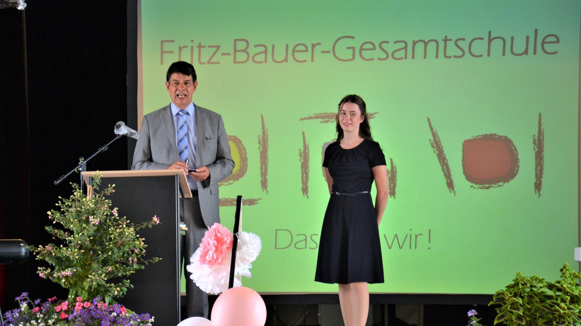 Im Jahr 2020 ehrte der damalige Bürgermeister Klaus Schumacher bei der Abi-Feier an der Fritz-Bauer-Gesamtschule die Jahrgangsbeste Carina Hochheuser mit einem Schnitt von 1,5.