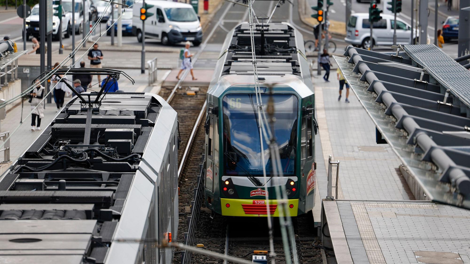 Stadtbahnen der Stadtwerke Bonn stehen an der Haltestelle Stadthaus.
