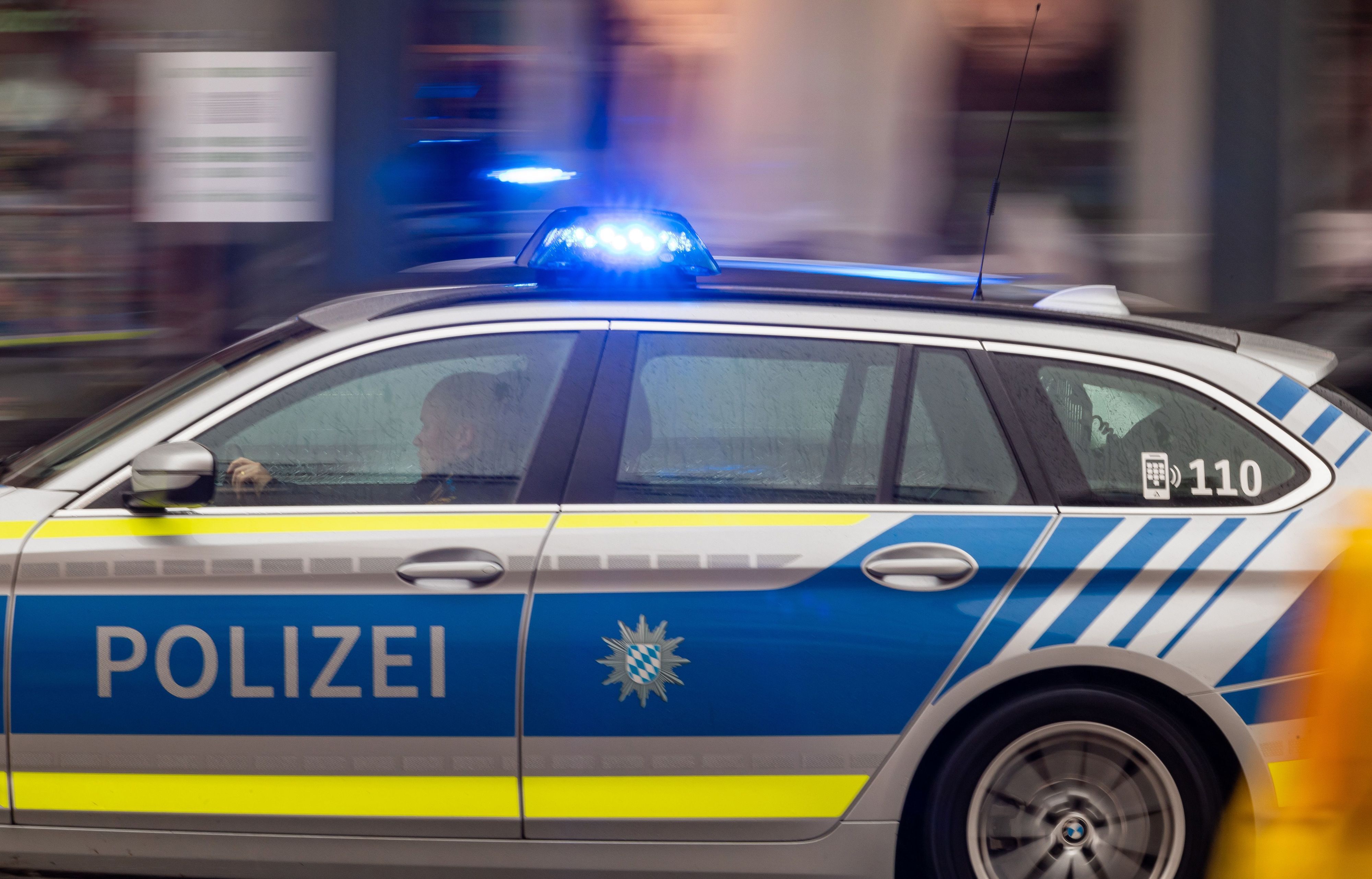 Ein Polizeiwagen fährt mit Blaulicht zu einem Einsatz. (Symbolbild)