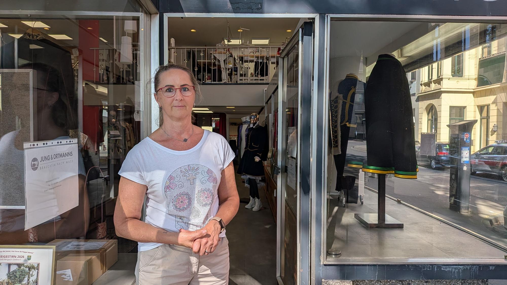 Daniela Schlottmann arbeitet bei der Karnevalsschneiderei Jung und Ortmanns