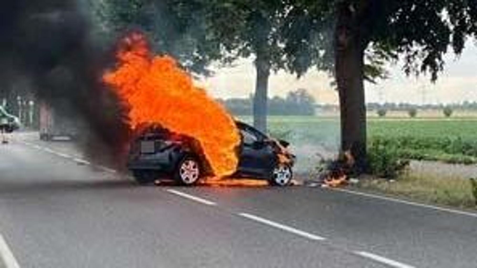 Ein ausgebranntes Auto an einem Baum nach einem Unfall auf der B264 bei Kerpen.