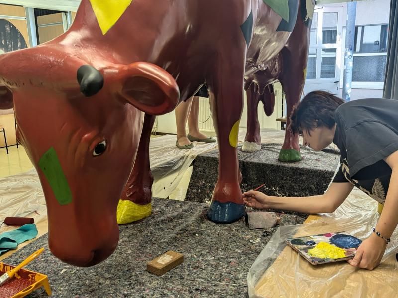 In der Rhein-Sieg-Akademie Kunstkolleg Hennef wurden die drei Kühe restauriert.