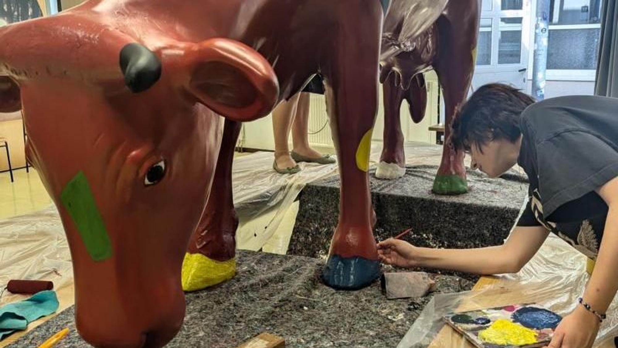 In der Rhein-Sieg-Akademie Kunstkolleg Hennef wurden die drei Kühe restauriert.