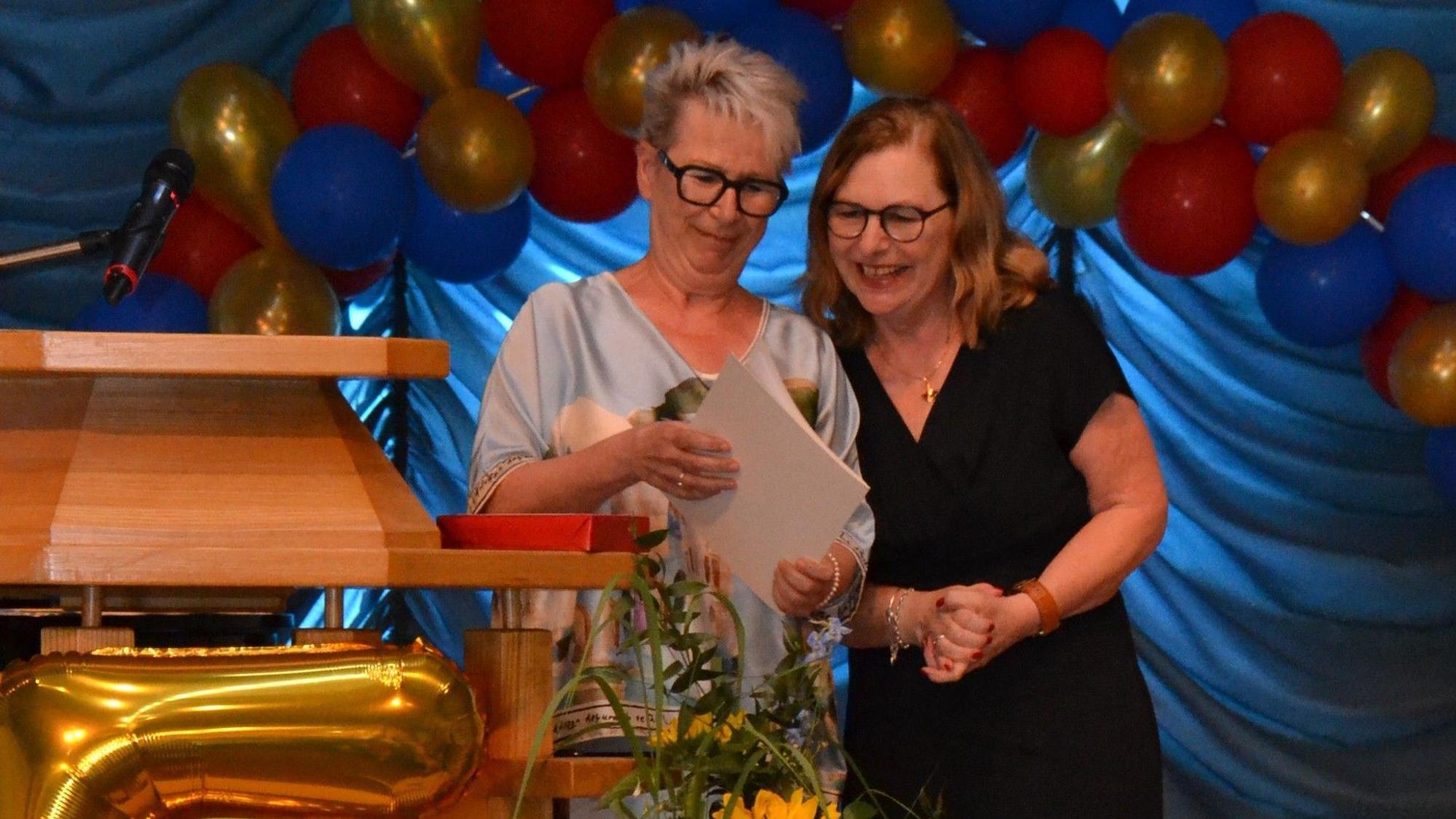 Die schulfachliche Dezernentin Antje Weiler (l.) verabschiedet Stephani Osterhage in den Ruhestand.
