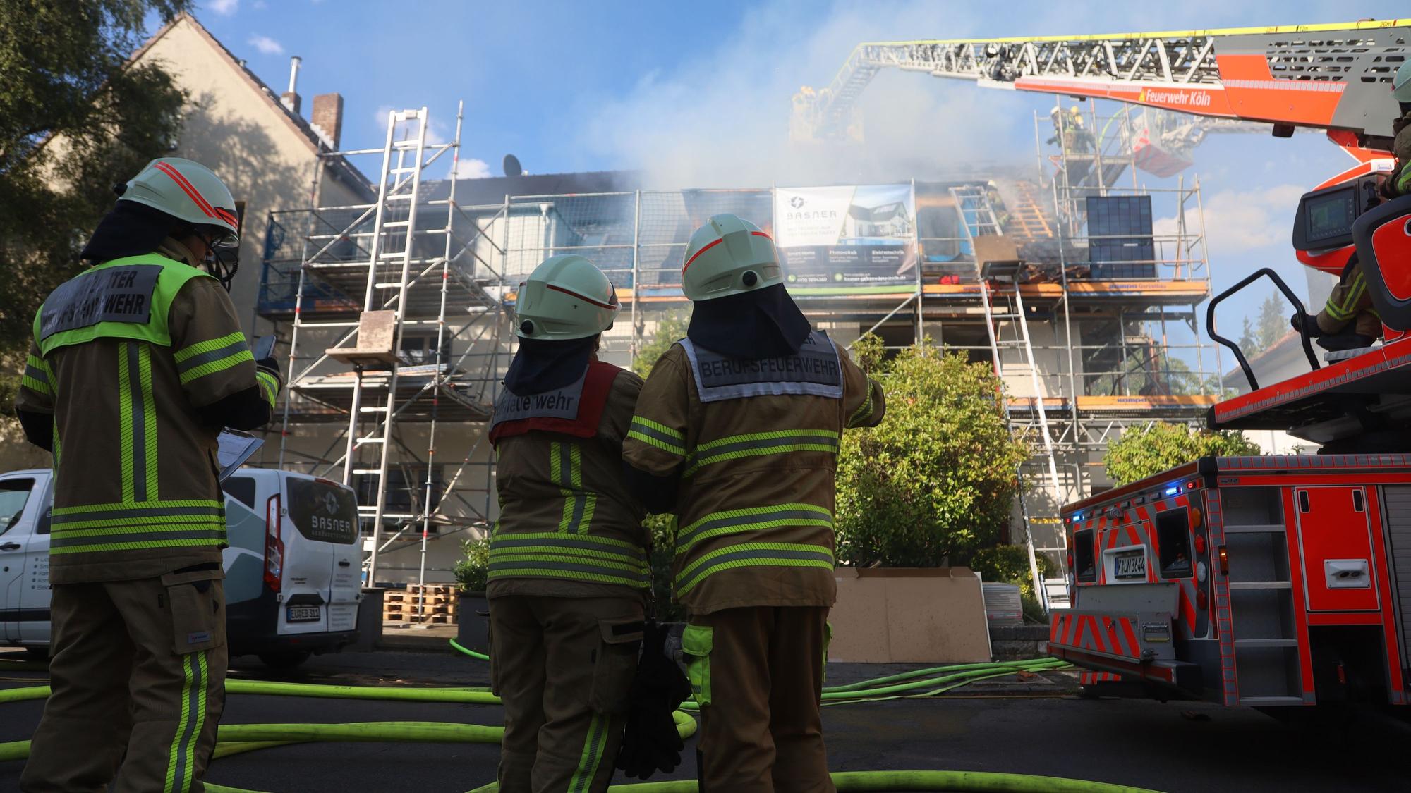 Auf einem Wohnhaus in Sülz hat die Photovoltaikanlage Feuer gefangen.