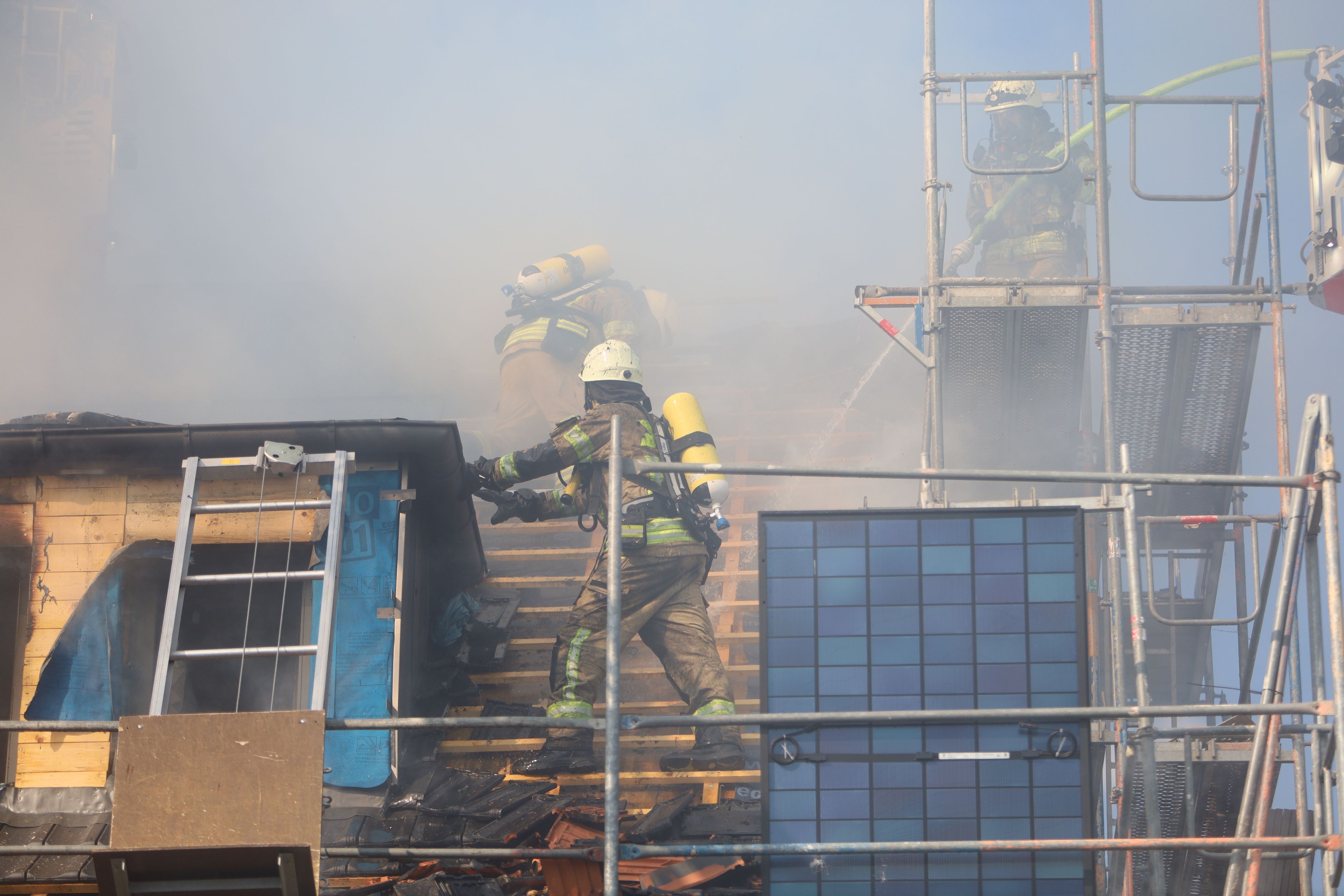 Die Feuerwehr Köln ist mit zwei Löschzügen in Sülz im Einsatz, weil dort ein Hausdach brennt.