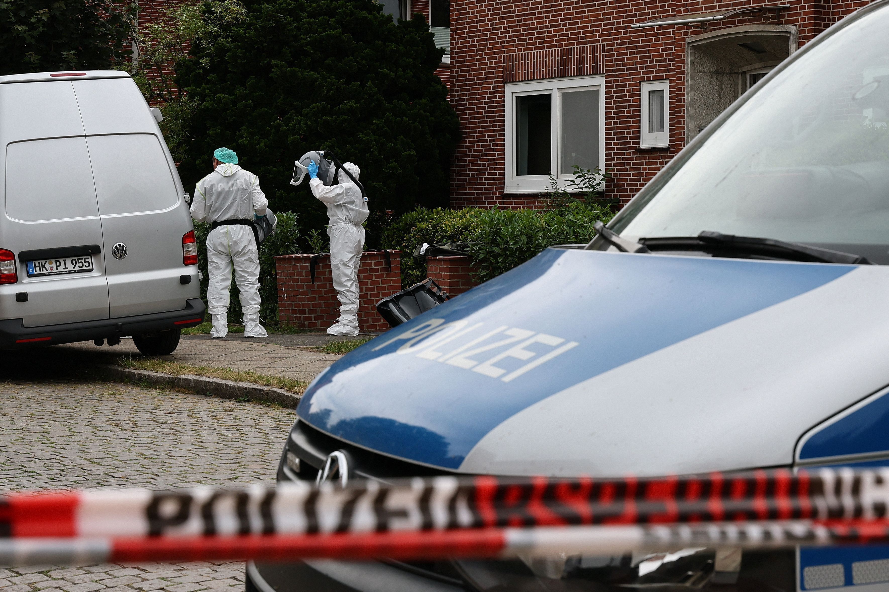 Kriminaltechniker sichern am Tatort in Stade Spuren. In der Einrichtung waren Ende Juni sechs Menschen getötet worden.