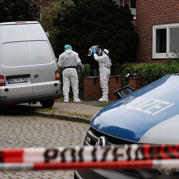 Kriminaltechniker sichern am Tatort in Stade Spuren. In der Einrichtung waren Ende Juni sechs Menschen getötet worden.