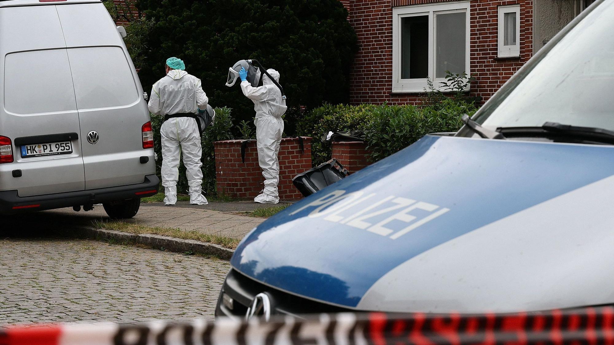 Kriminaltechniker sichern am Tatort in Stade Spuren. In der Einrichtung waren Ende Juni sechs Menschen getötet worden.