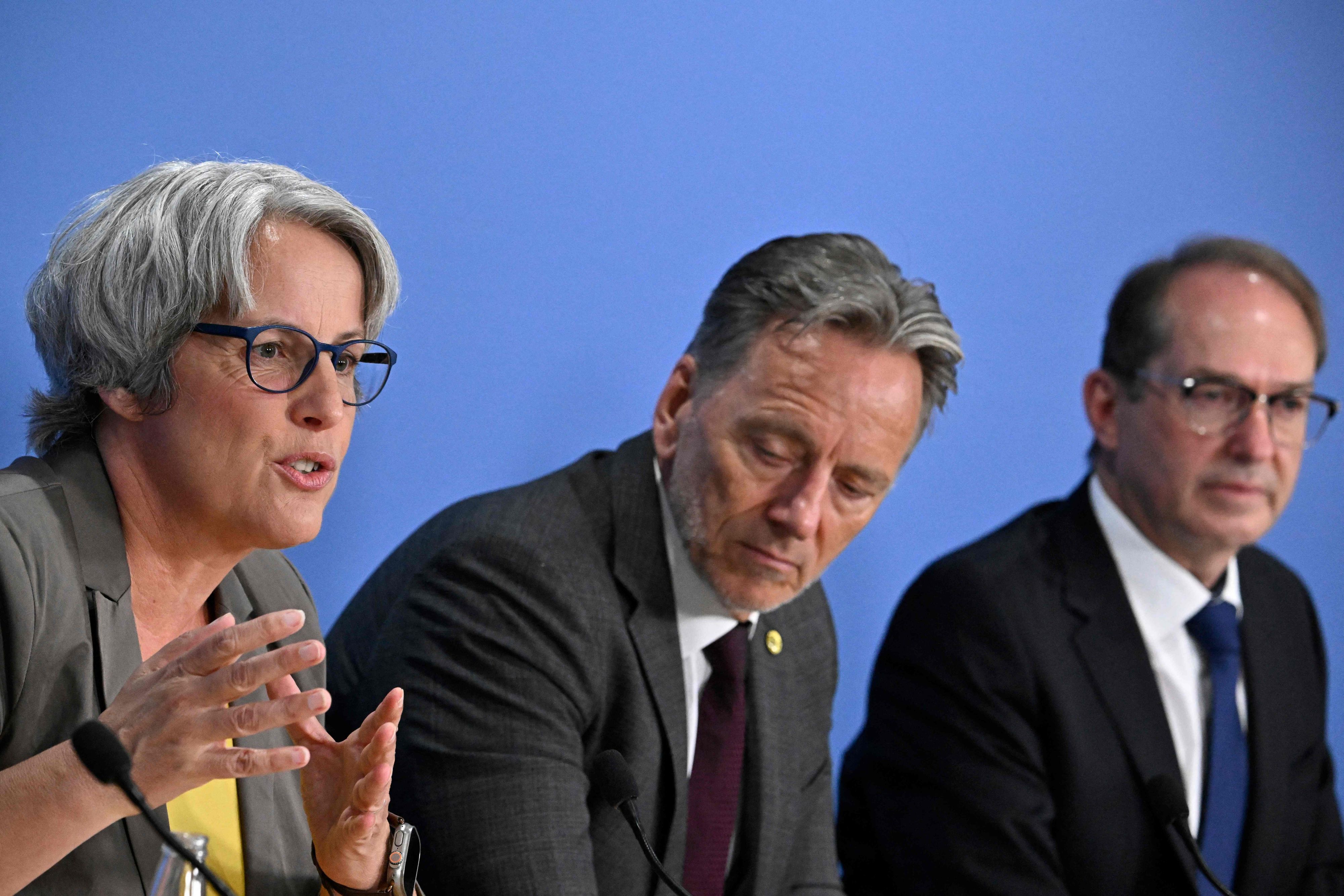 Kerstin Claus, Unabhängige Bundesbeauftragte gegen sexuellen Missbrauch von Kindern und Jugendlichen, Holger Münch, Präsident des Bundeskriminalamtes (BKA), und Alexander Dobrindt (r., CSU), Bundesinnenminister, bei der zur Präsentation des Bundeslagebilds Sexualdelikte zum Nachteil von Kindern und Jugendlichen 2025.
