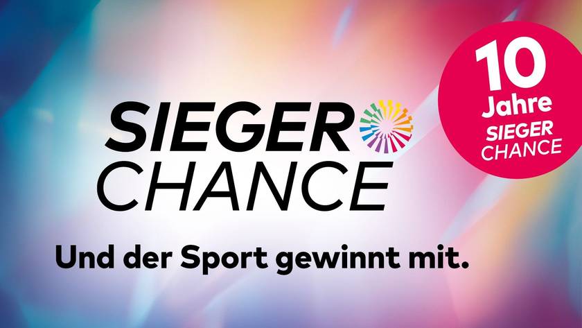 Das Bild zeigt das Logo "Sieger Chance" auf einem bunten, fließenden Hintergrund in Blau, Rosa und Orange. Ein rotes Kreis markiert das 10-jährige Jubiläum mit dem Claim "Und der Sport gewinnt mit."