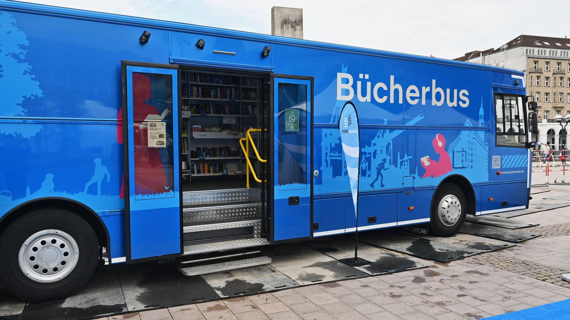 Ein Bus ist von außen zu sehen.