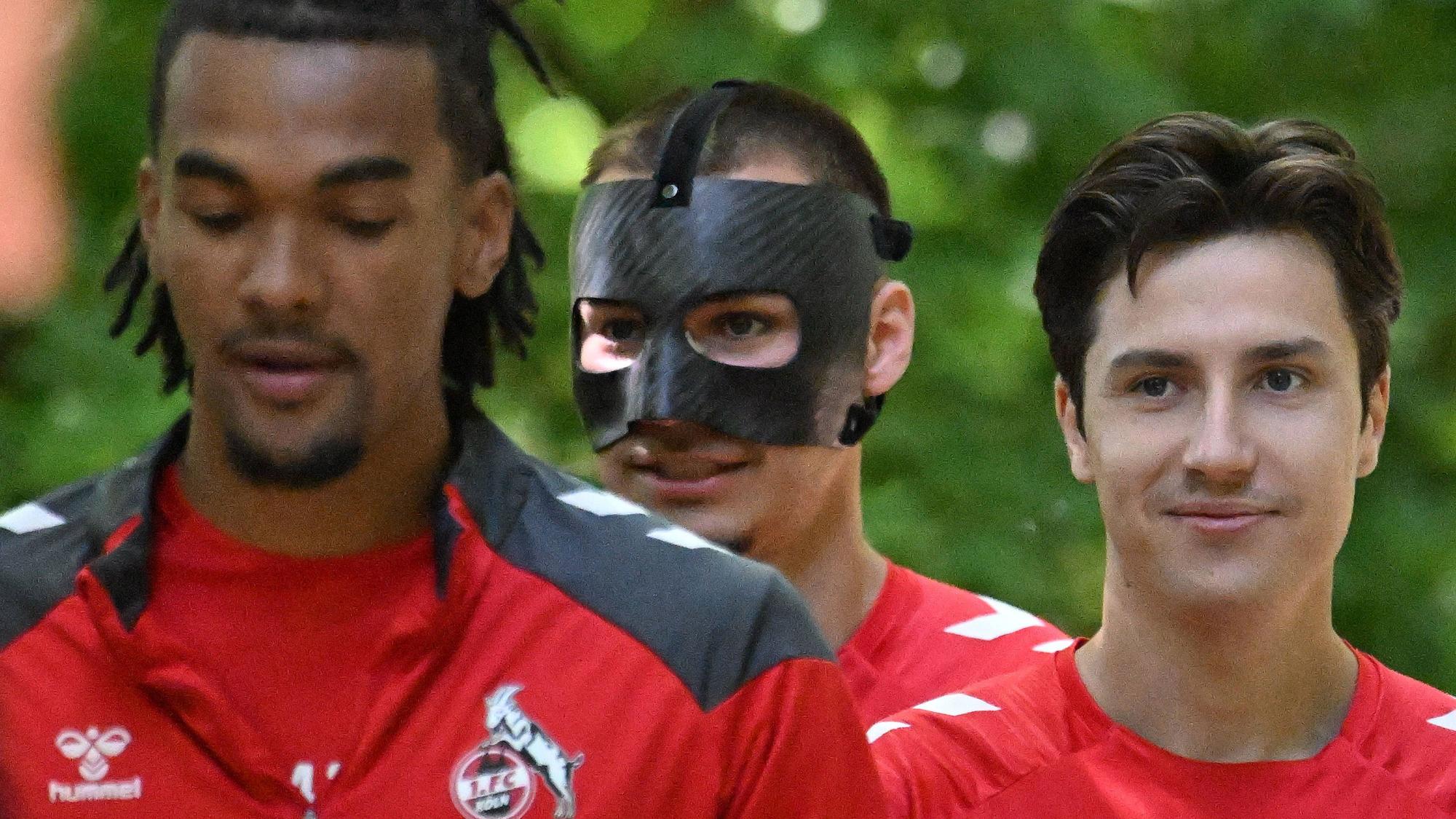 Der damalige FC-Stürmer Tim Lemperle trug nach dem Angriff im Mai 2025 eine Maske zum Schutz seines lädierten Gesichts.