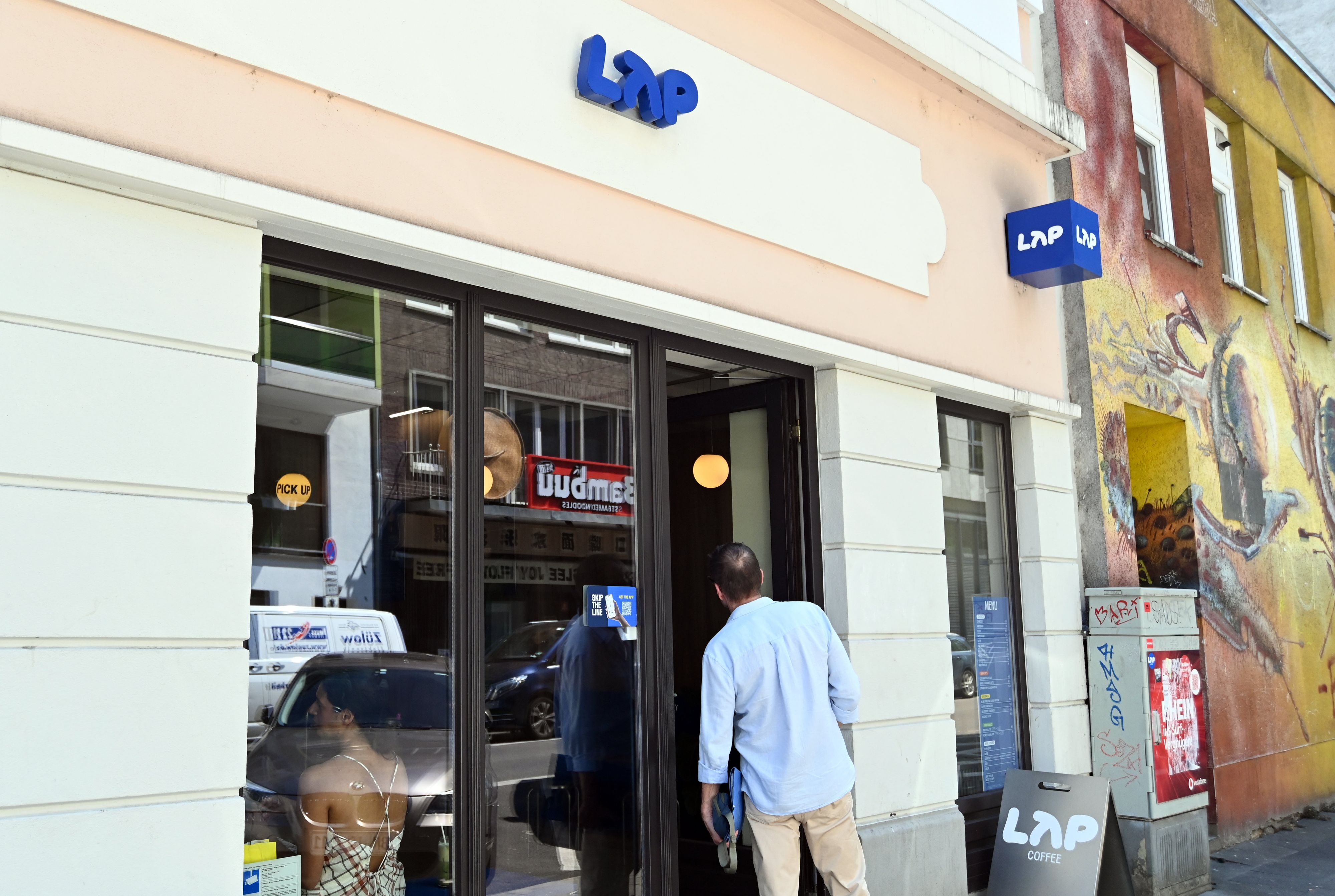 Außenansicht eines Ladengeschäft der Kaffee-Kette „LAP Coffee“ an der Limburger Straße. Das Unternehmen eröffnet derzeit in hohem Tempo neue Filialen in Deutschland und bietet günstigen Kaffee an.