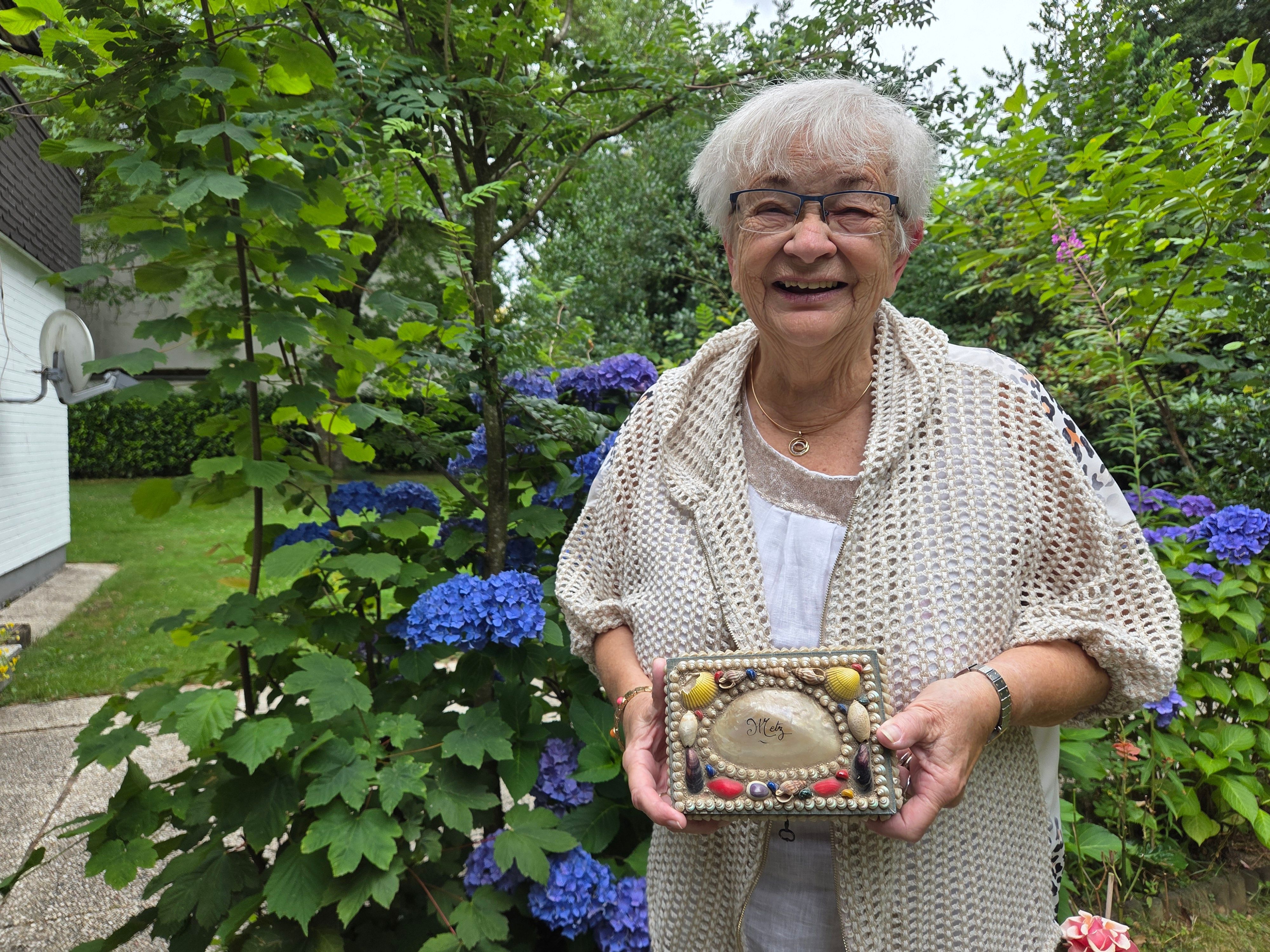 Gudrun Krause (78) aus Waldbröl nennt ein hölzernes Kästchen aus Metz (Frankreich) ihr schönstes Mitbringsel aus dem Urlaub. Gekauft hat sie dieses während einer Rast auf der Fahrt in die Traumstadt Paris.